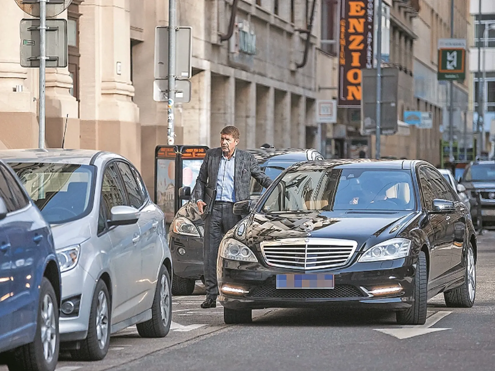 So šoférom: Výboh má aj diplomatický Mercedes najvyššej triedy S.