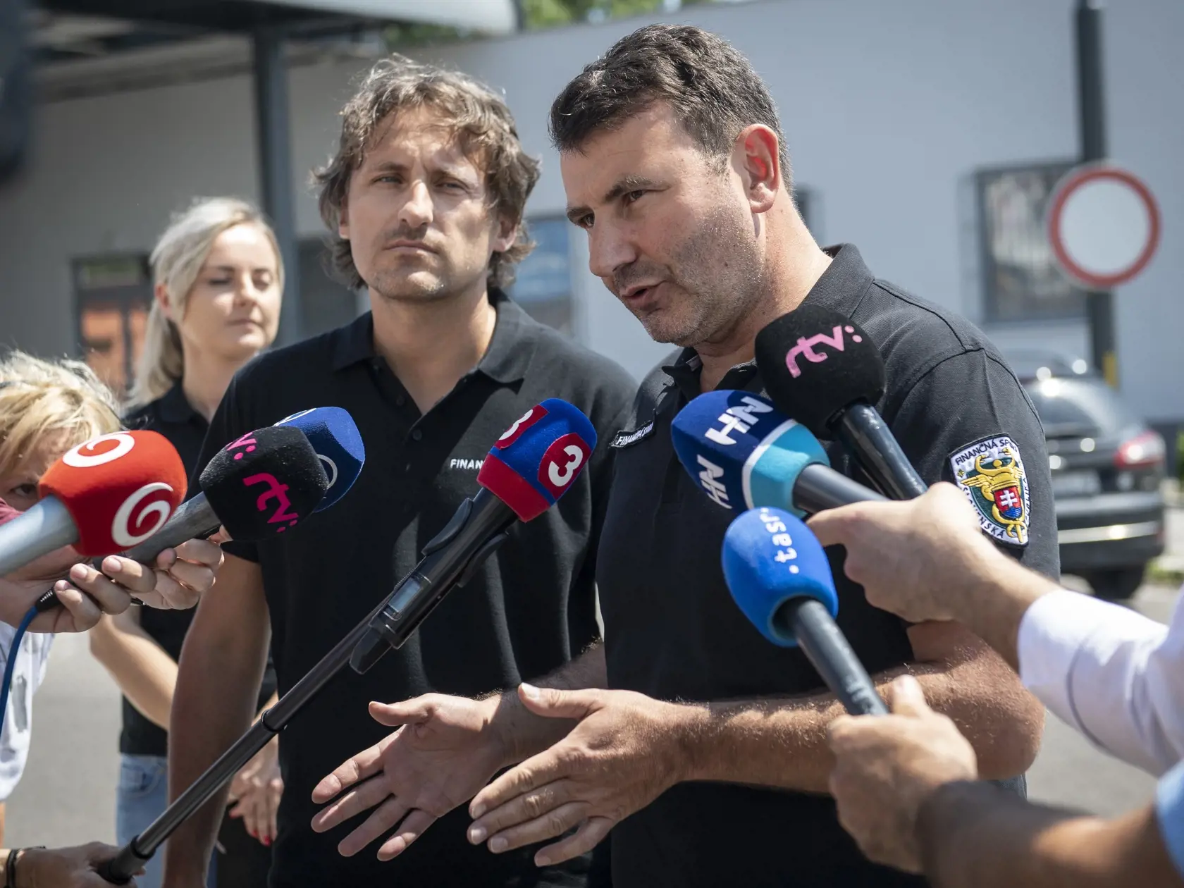 Na snímke sprava prezident Finančnej správy František Imrecze a riaditeľ Kriminálneho úradu Finančnej správy Ľudovít Makó počas brífingu na hraničnom priechode Bratislava - Berg. Pracovníkom Kriminálneho úradu Finančnej správy SR (FS) sa v spolupráci s colnými úradmi podarilo v priebehu víkendu odhaliť doteraz v histórii najväčšiu nelegálnu výrobu a distribúciu cigariet na Slovensku.  V Revúcej bolo počas zásahu zaistených 1,5 milióna kusov falzifikátov cigariet známej značky a šesť ton tabakove