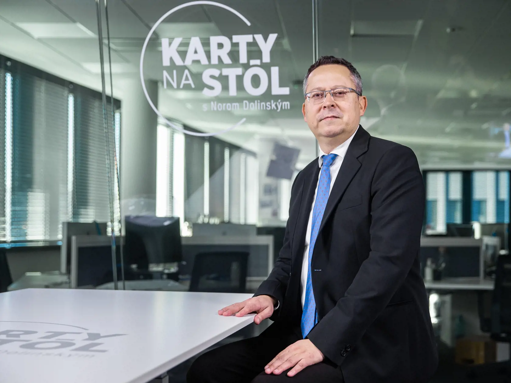 Minister financií Ladislav Kamenický (Smer-SSD) počas nakrúcania relácie Karty na stôl. Po roku 2016 pôsobil aj ako predseda Výboru NR SR pre financie a rozpočet a vo vláde Petra Pellegriniho bol v rokoch 2019 a 2020 prvý krát ministrom financií. Pozíciu zastáva aj v štvrtej vláde Roberta Fica.