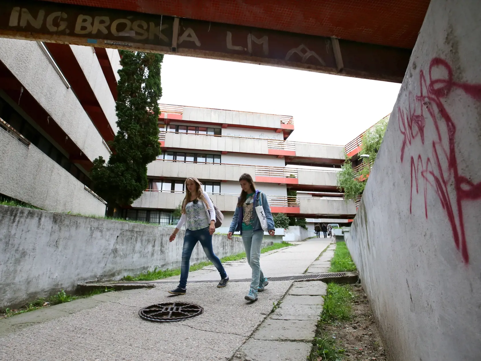 Servis: Vysokoškolský internát v bratislavskej Mlynskej doline. Komplex ubytovacieho zariadenia pre študentov, známy ako "atriáky".