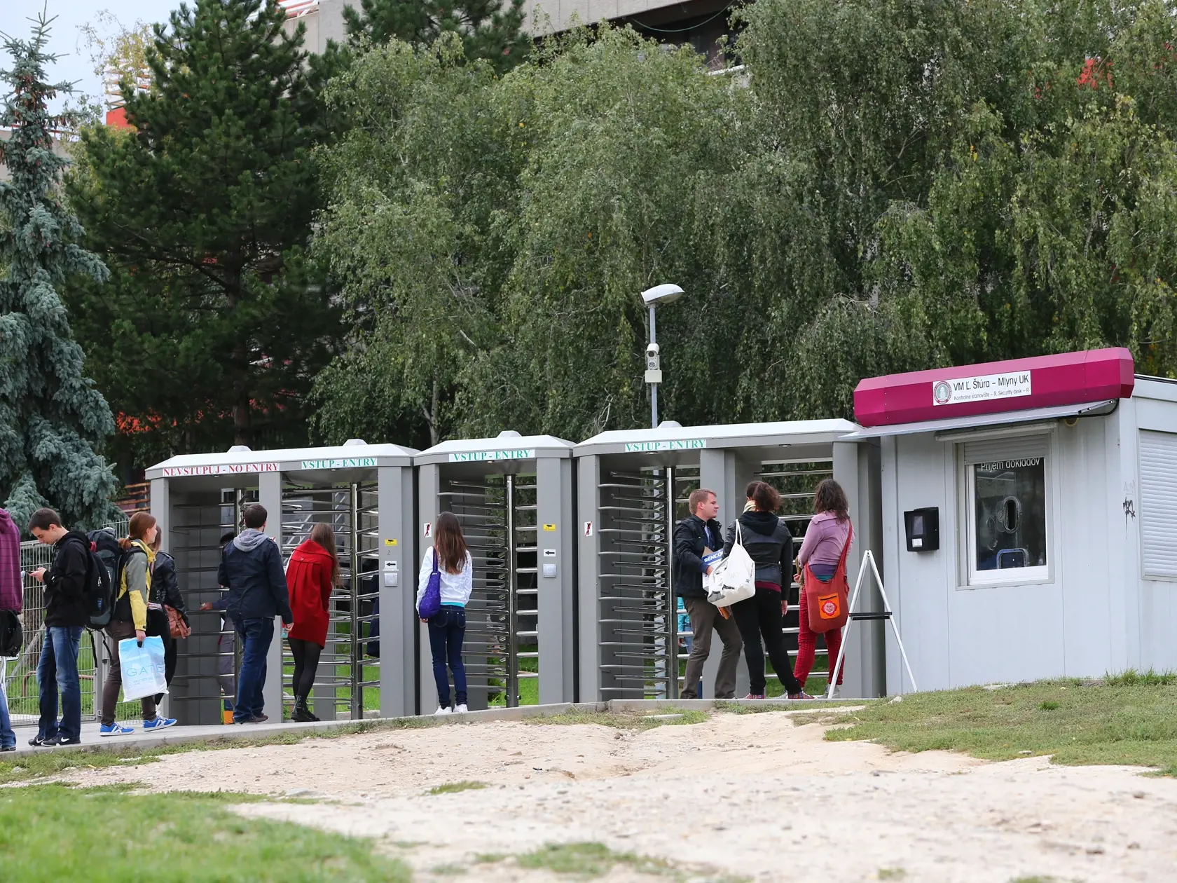 Servis: Vysokoškolský internát v bratislavskej Mlynskej doline. Komplex ubytovacieho zariadenia pre študentov, známy ako "atriáky".