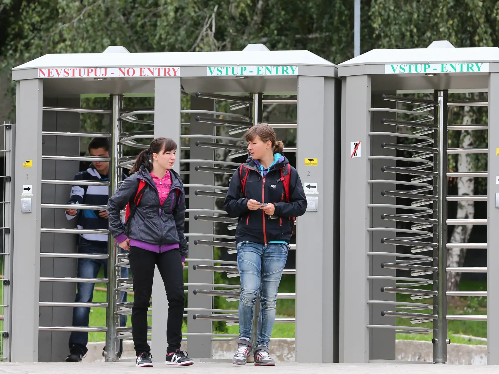 Servis: Vysokoškolský internát v bratislavskej Mlynskej doline. Komplex ubytovacieho zariadenia pre študentov, známy ako "atriáky".
