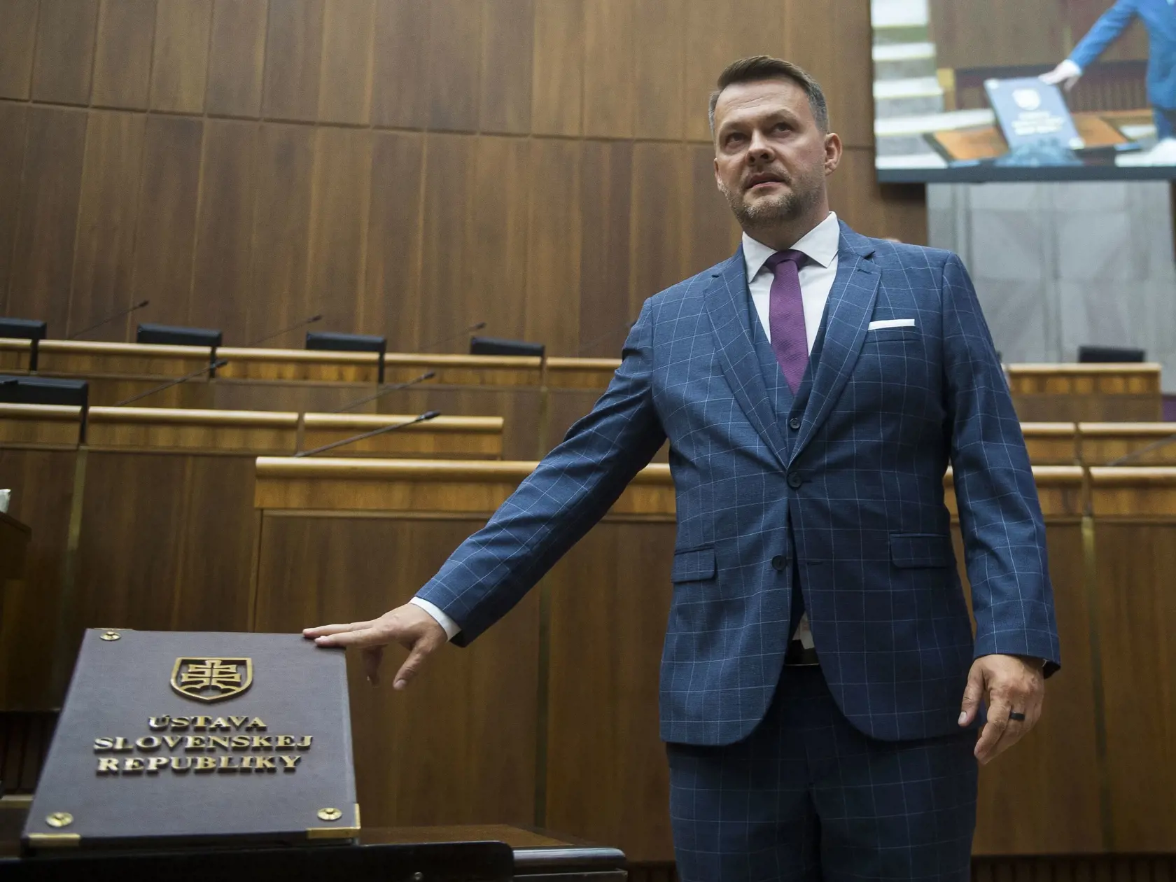 Na snímke Samuel Migaľ (Hlas-SD) skladá poslanecký sľub počas ustanovujúcej schôdze Národnej rady Slovenskej republiky (NR SR) IX. volebného obdobia v Bratislave v stredu 25. októbra. Migaľ nastúpil do parlamentu za Denisu Sakovú, ktorú prezidentka SR Zuzana Čaputová vymenovala za ministerku hospodárstva. FOTO TASR - Jakub Kotian 

