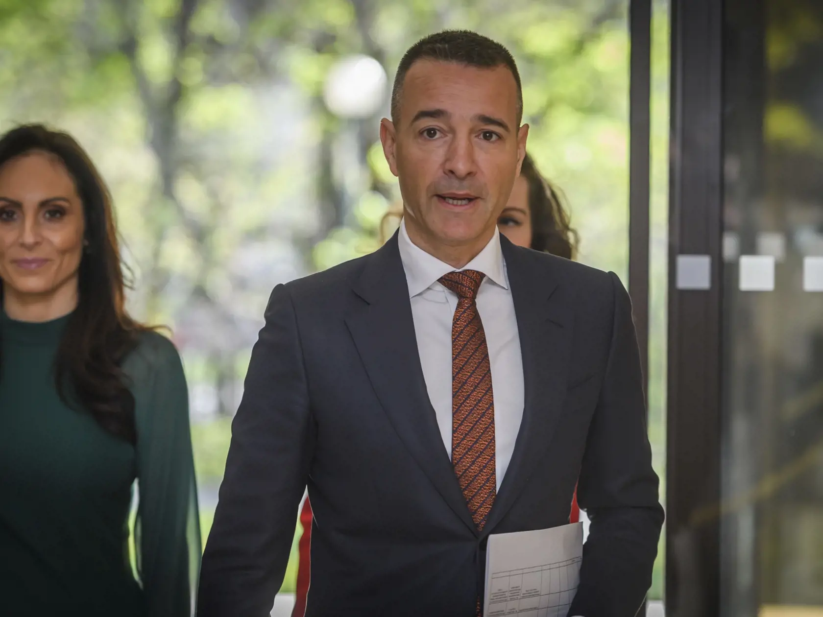 Na snímke zľava ministerka zdravotníctva SR Zuzana Dolinková (Hlas-SD) a minister školstva, vedy, výskumu, vývoja a mládeže SR Tomáš Drucker (Hlas-SD) prichádzajú na 26. rokovanie vlády SR v Bratislave 3. apríla 2024. FOTO TASR - Jaroslav Novák