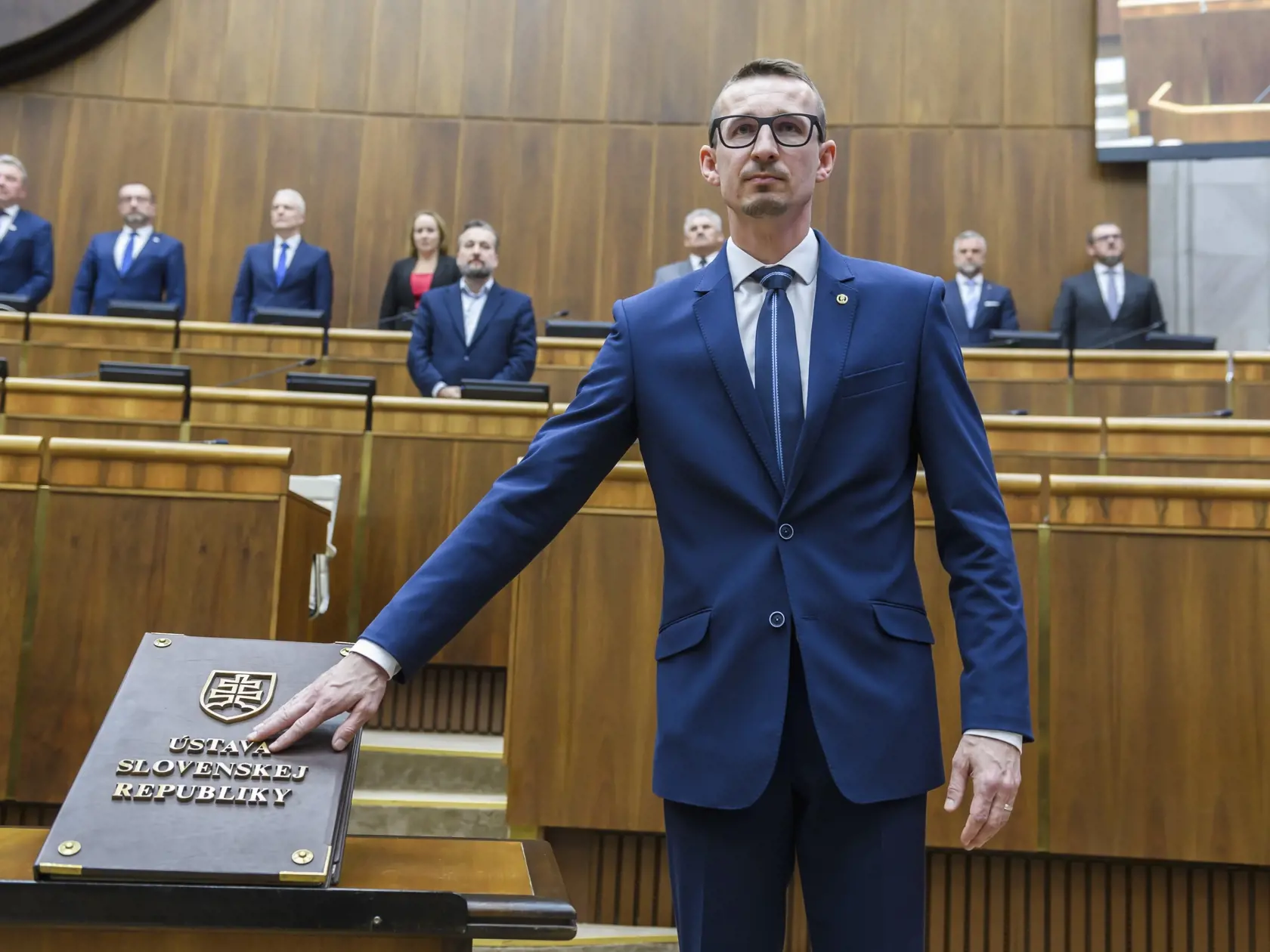 Na snímke Dávid Demečko (HLAS-SD) skladá poslanecký sľub počas 12. schôdze NRSR v Bratislave 16. apríla 2024. V úvode rokovania skladali poslanecký sľub Andrea Szabóová a Dávid Demečko, ktorí nahradia Michala Moška a Petra Pellegriniho (všetci Hlas-SD). FOTO TASR - Jaroslav Novák
