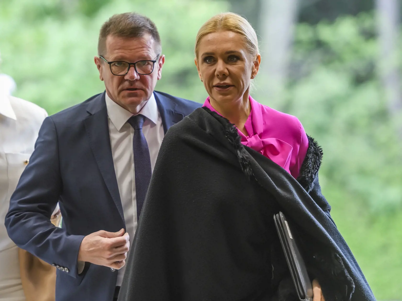 Na snímke podpredseda vlády SR pre Plán obnovy a odolnosti a využívanie eurofondov Peter Kmec (Hlas-SD) a podpredsedníčka vlády a ministerka hospodárstva SR Denisa Saková (Hlas-SD) prichádzajú na 28. rokovanie Vlády SR v Bratislave 17. apríla 2024. FOTO TASR - Jaroslav Novák