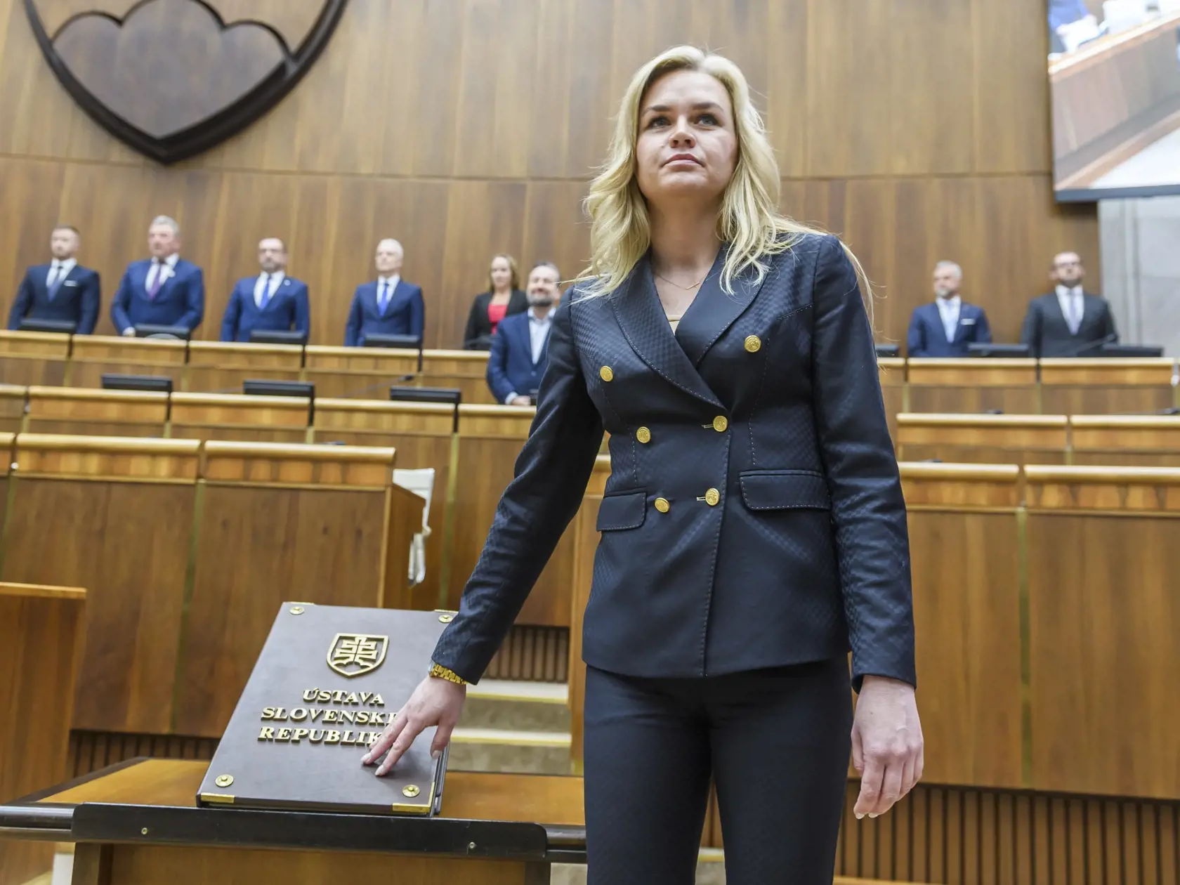 Na snímke Andrea Szabóová (Hlas-SD) skladá poslanecký sľub počas 12. schôdze NRSR v Bratislave 16. apríla 2024. V úvode rokovania skladali poslanecký sľub Andrea Szabóová a Dávid Demečko, ktorí nahradia Michala Moška a Petra Pellegriniho (všetci Hlas-SD). FOTO TASR - Jaroslav Novák
