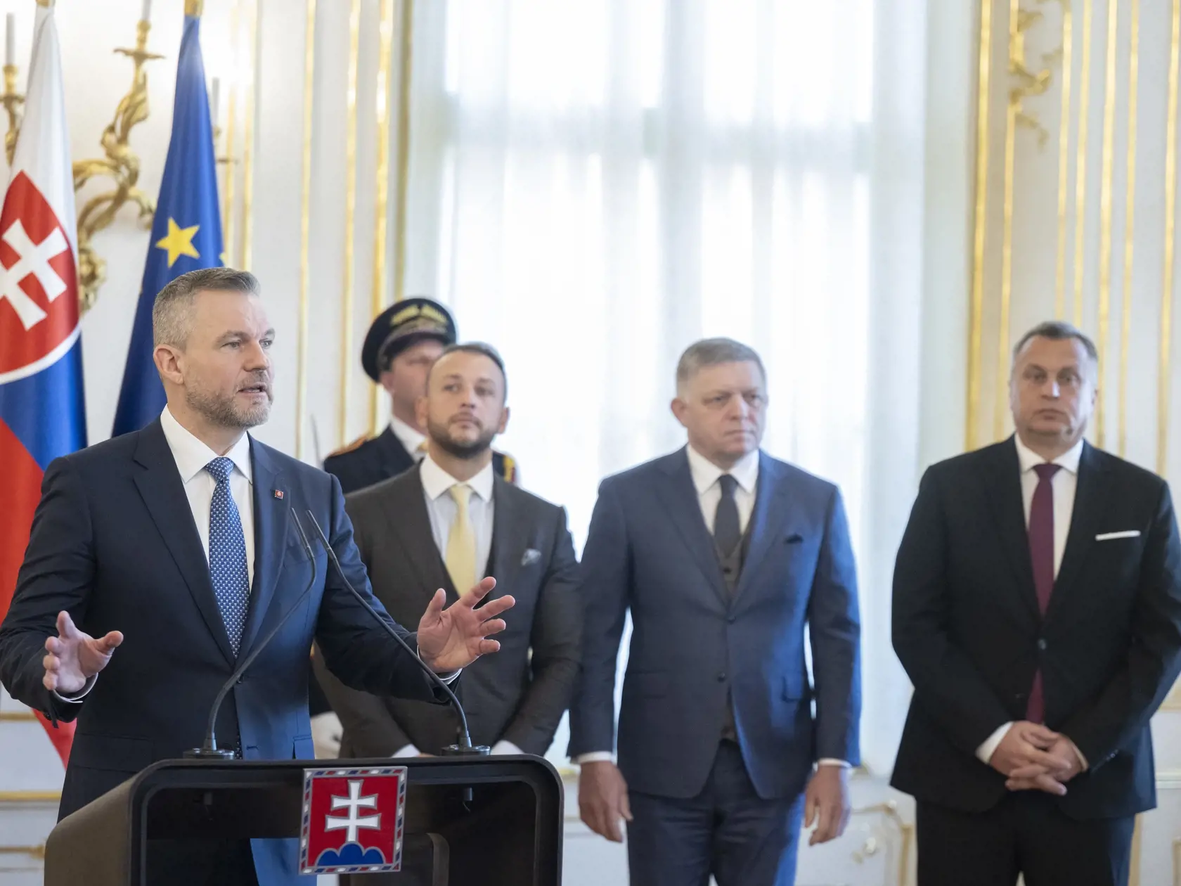 Na snímke zľava prezident SR Peter Pellegrini, predseda strany Hlas-SD a minister vnútra SR Matúš Šutaj Eštok, predseda strany Smer-SD a premiér SR Robert Fico, predseda Slovenskej národnej strany (SNS) a podpredseda Národnej rady (NR) SR Andrej Danko počas tlačovej konferencie po stretnutí politických strán za okrúhlym stolom k zahraničnopolitickej orientácii Slovenska, ktoré zorganizovala hlava štátu v Prezidentskom paláci v Bratislave v utorok 4. februára 2025.