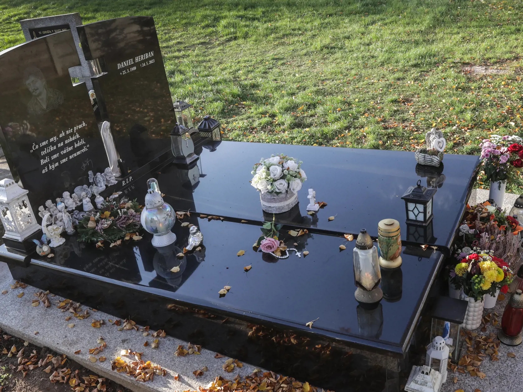 Október 2024: Takto vyzerá hrob Dana Heribana († 43), ktorý náhle zomrel v mají 2023.