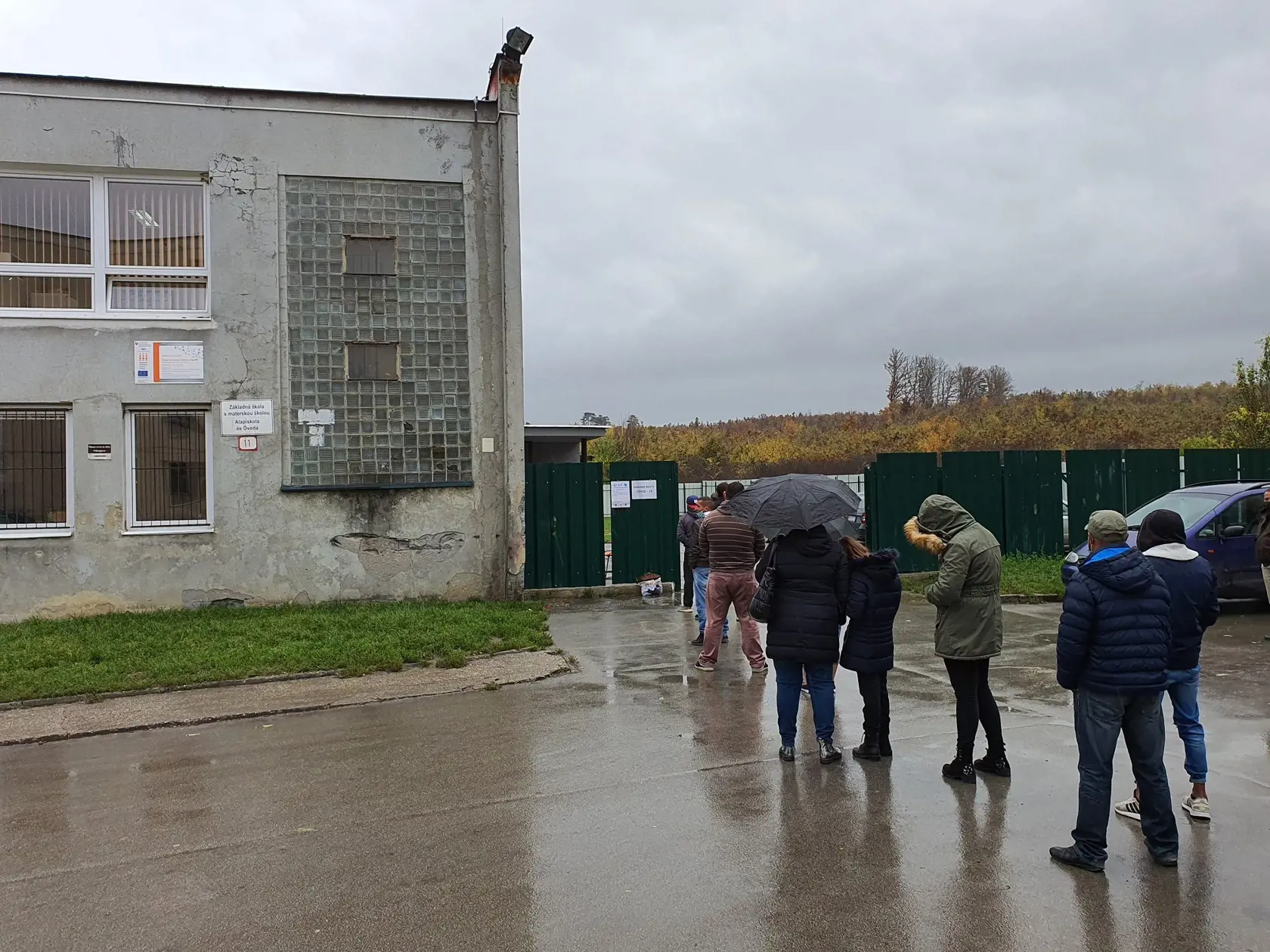 Na Slovensku sa začalo celoplošné testovanie na ochorenie COVID-19. Testovať sa bude od soboty 31. októbra do nedele 1. novembra. Vytvorených má byť viac ako 5000 odberných miest a 4901 odberných tímov. Na snímke ľudia čakajú na testovanie v odberovom mieste na sídlisku Dúžavská cesta v Rimavskej Sobote, ktoré obýva rómska komunita 31. októbra 2020. EASYFOTO TASR - Branislav Caban