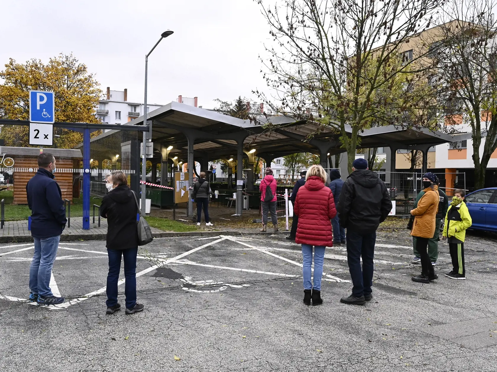 Na Slovensku sa začalo celoplošné testovanie na ochorenie COVID-19. Testovať sa bude od soboty 31. októbra do nedele 1. novembra. Vytvorených má byť viac ako 5000 odberných miest a 4901 odberných tímov. Na snímke ľudia čakajú na testovanie v trenčianskej tržnici 31. októbra 2020 v Trenčíne. FOTO TASR - Radovan Stoklasa