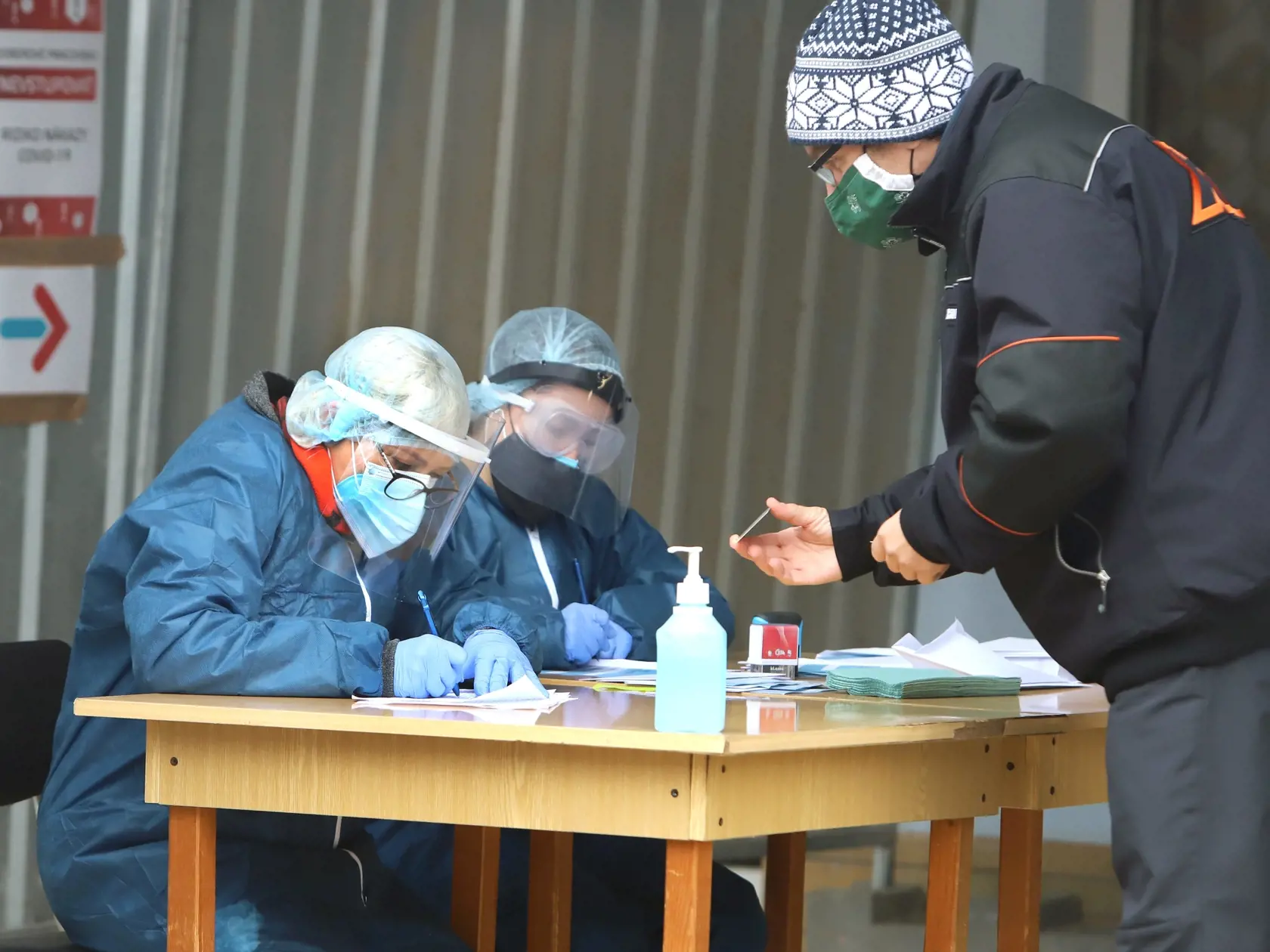 Na snímke bezplatné testovanie antigénovými testami na prítomnosť nového koronavírusu pred nemocnicou AGEL vo Zvolene 10. novembra 2020. FOTO TASR - Ján Krošlák 