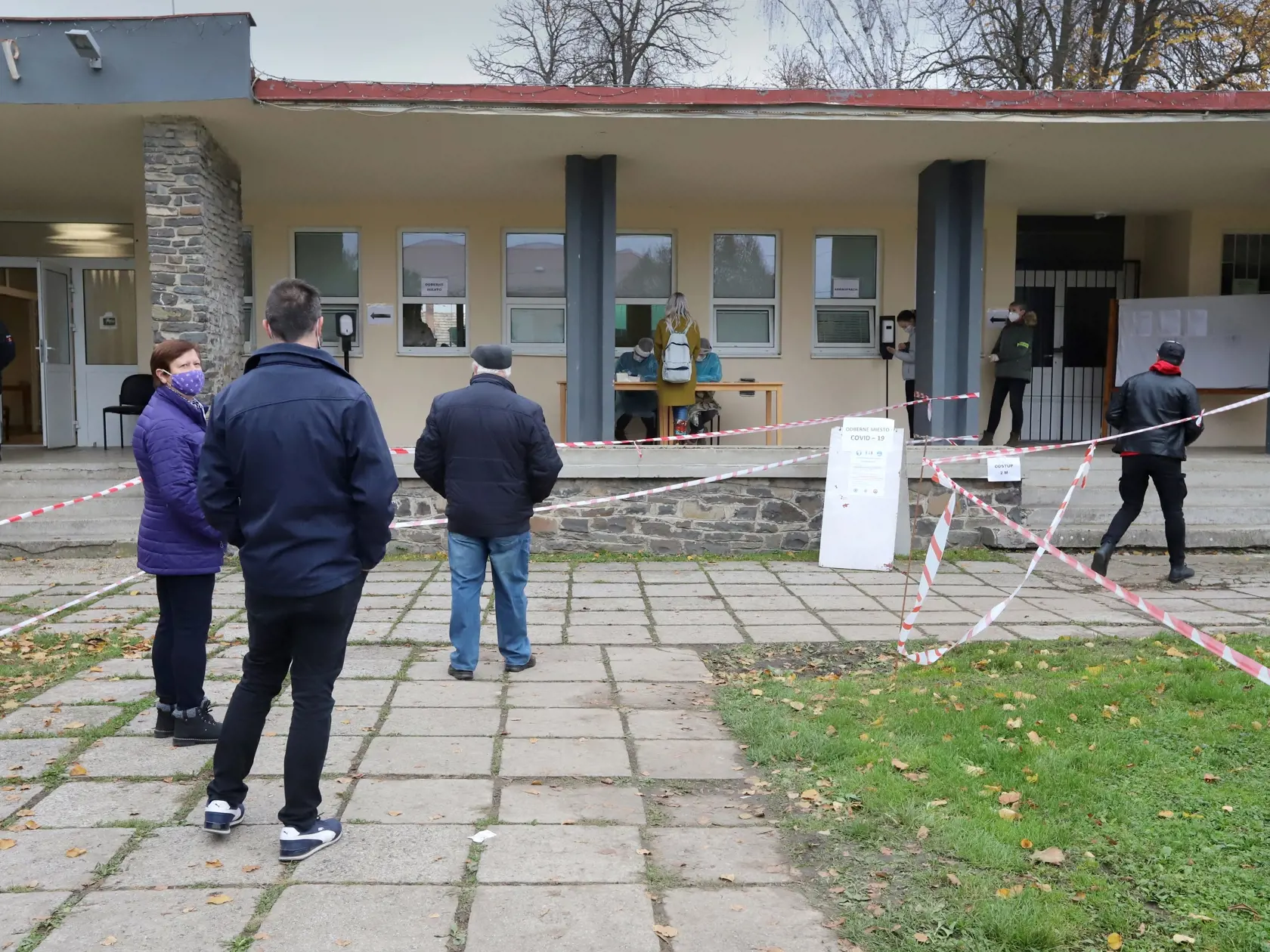 V nedeľu pokračovalo druhým dňom celoplošné testovanie na ochorenie COVID-19. Testovanie sa koná od soboty do 31. októbra do nedele 1. novembra. Na snímke ľudia čakajú na testovanie v kultúrnom dome v obci Zvolenská Slatina, okres Zvolen, 1. novembra 2020. FOTO TASR – Ján Krošlák