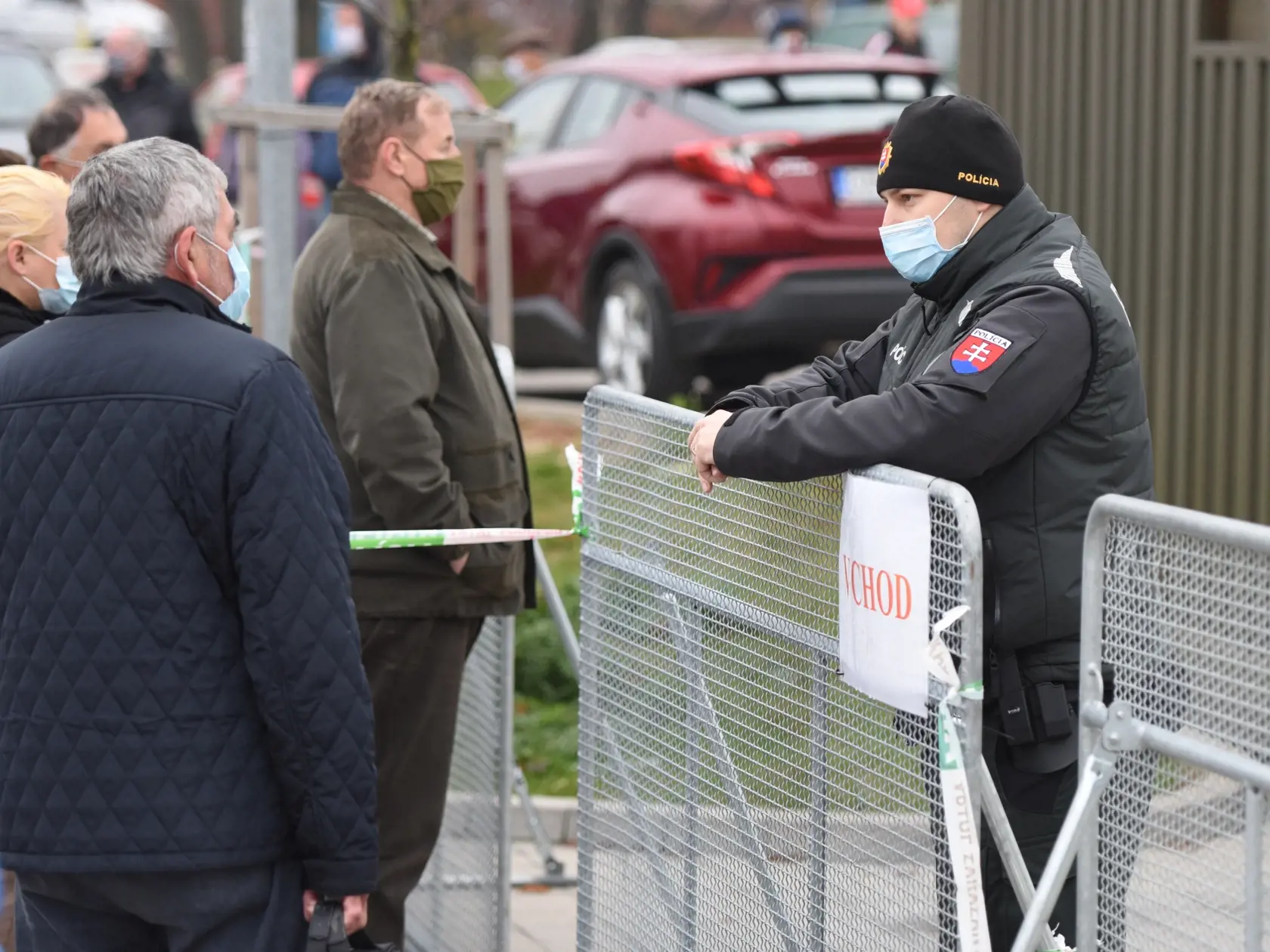 Na snímke ľudia čakajú v rade na bezplatné testovanie antigénovými testami na prítomnosť nového koronavírusu pred Fakultnou nemocnicou v Trnave v pondelok 9. novembra 2020. FOTO TASR - Lukáš Grinaj