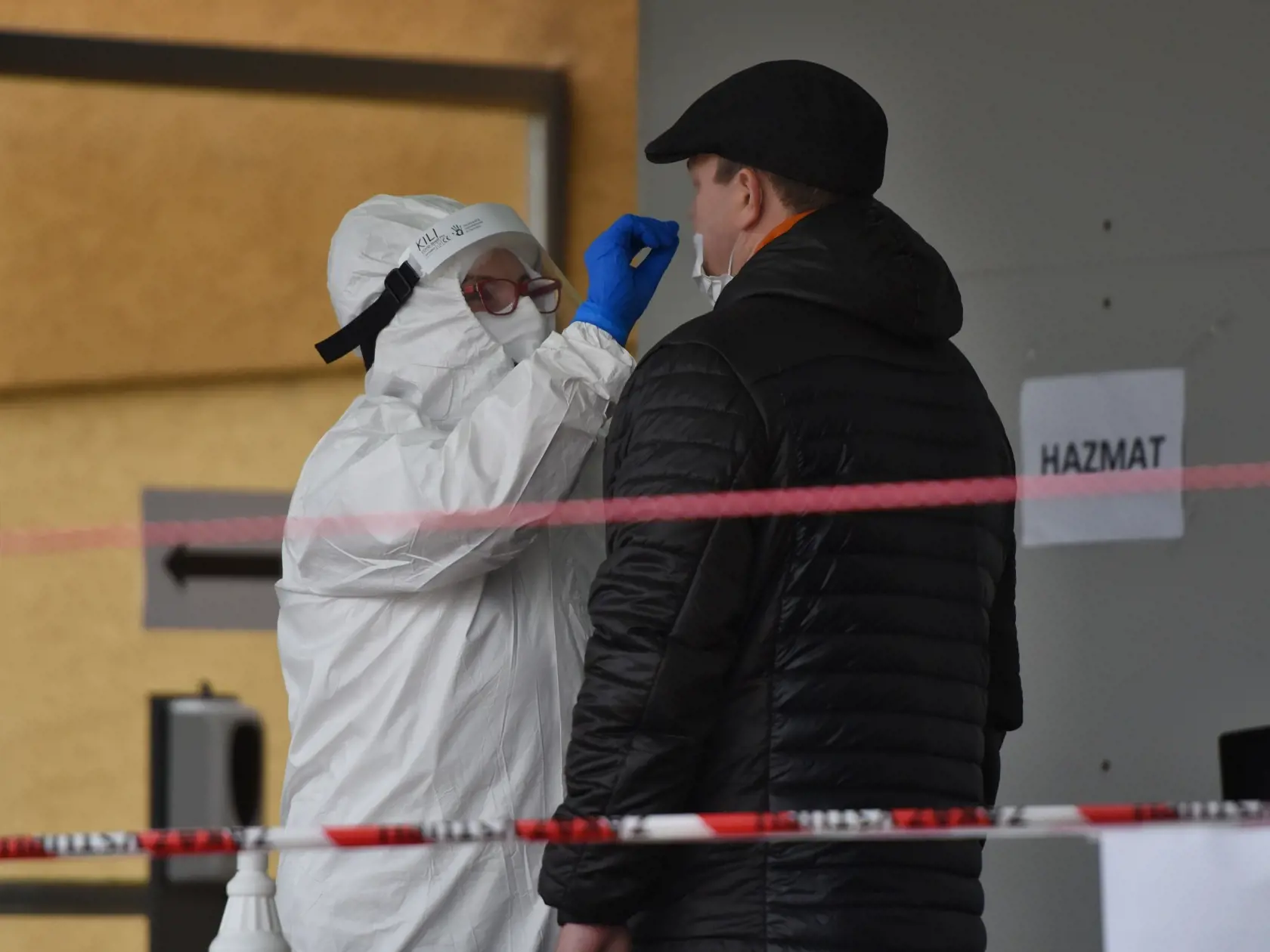 V nedeľu pokračovalo druhým dňom celoplošné testovanie na ochorenie COVID-19. Testovanie sa koná od soboty do 31. októbra do nedele 1. novembra. Na snímke testovanie na odbernom mieste v amfiteátri v obci Špačince v nedeľu 1. novembra 2020. FOTO TASR – Lukáš Grinaj