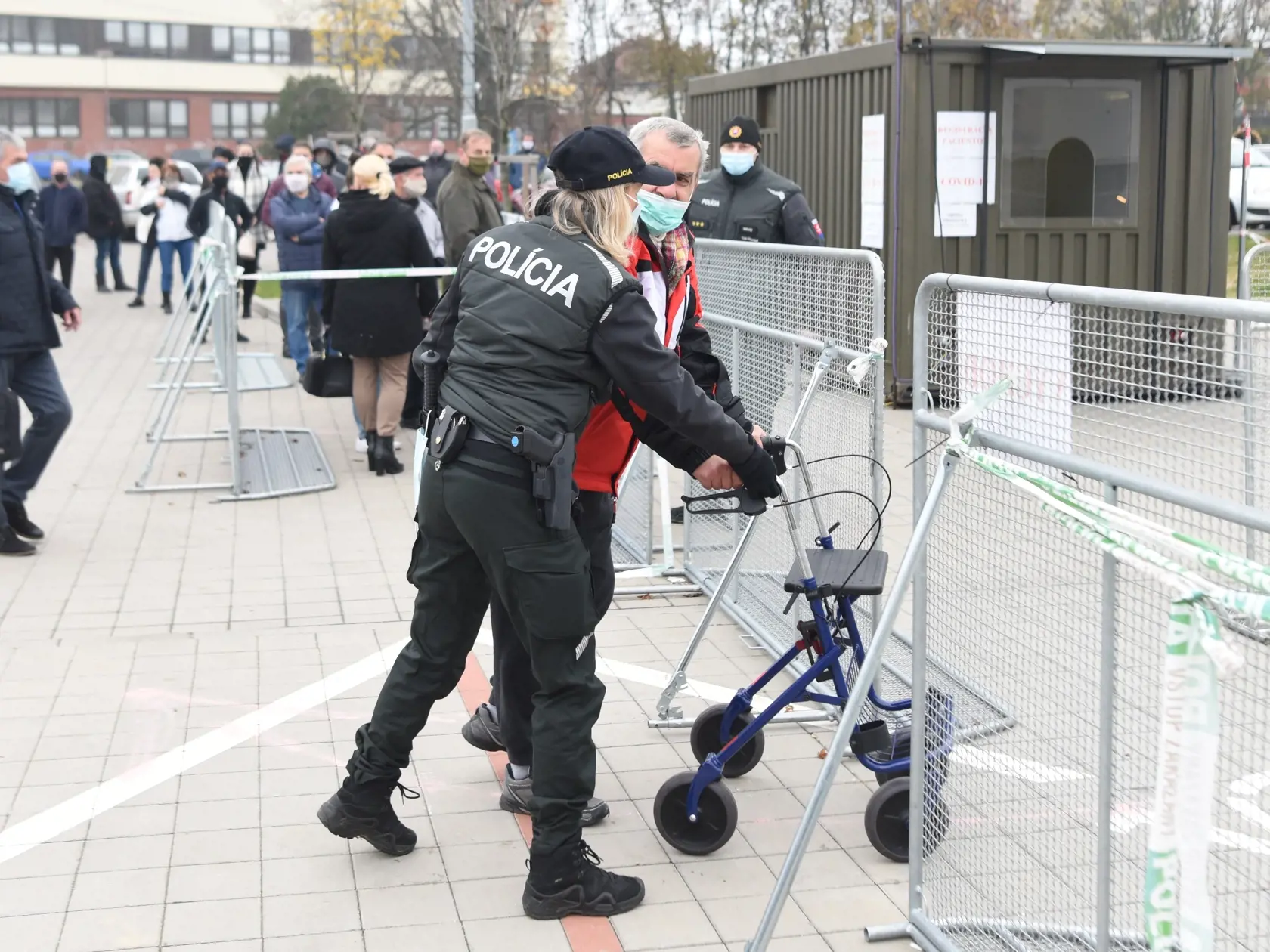 Na snímke bezplatné testovanie antigénovými testami na prítomnosť nového koronavírusu pred Fakultnou nemocnicou v Trnave v pondelok 9. novembra 2020. FOTO TASR - Lukáš Grinaj