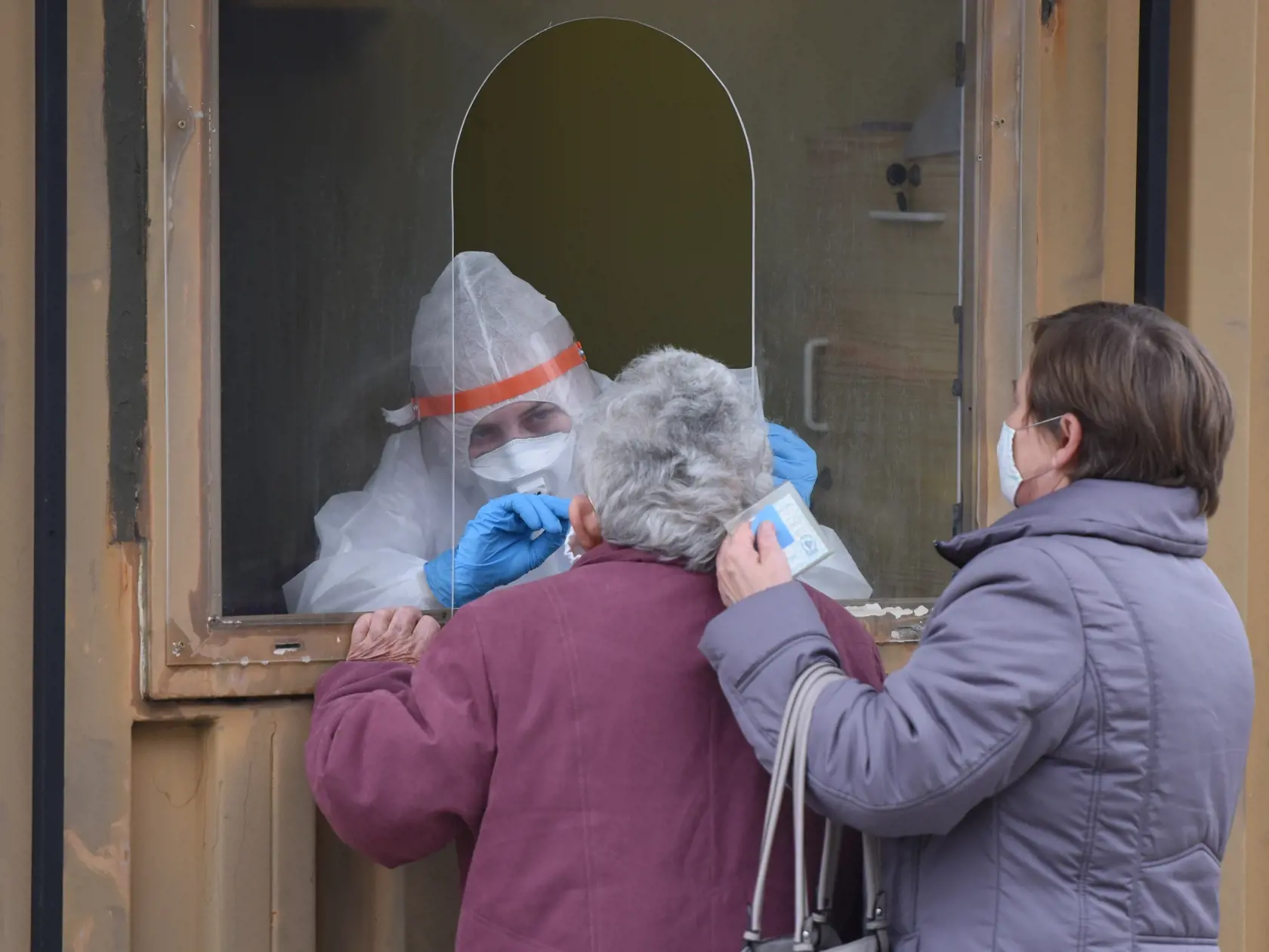 Na snímke bezplatné testovanie antigénovými testami na prítomnosť nového koronavírusu pred Fakultnou nemocnicou v Trnave v pondelok 9. novembra 2020. FOTO TASR - Lukáš Grinaj