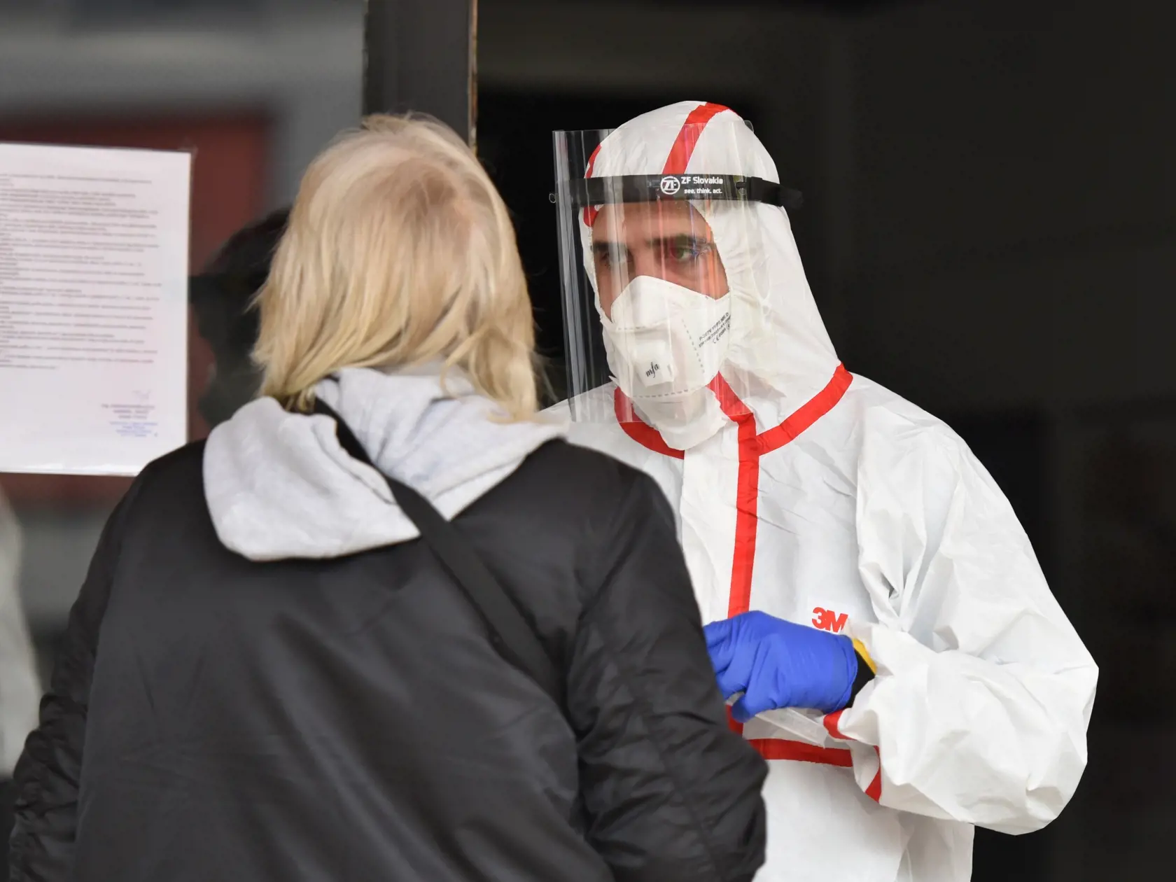 Na snímke bezplatné antigénové testovanie na prítomnosť nového koronavírusu pred kinom Hviezda v Trnave v sobotu 14. novembra 2020. FOTO TASR - Lukáš Grinaj