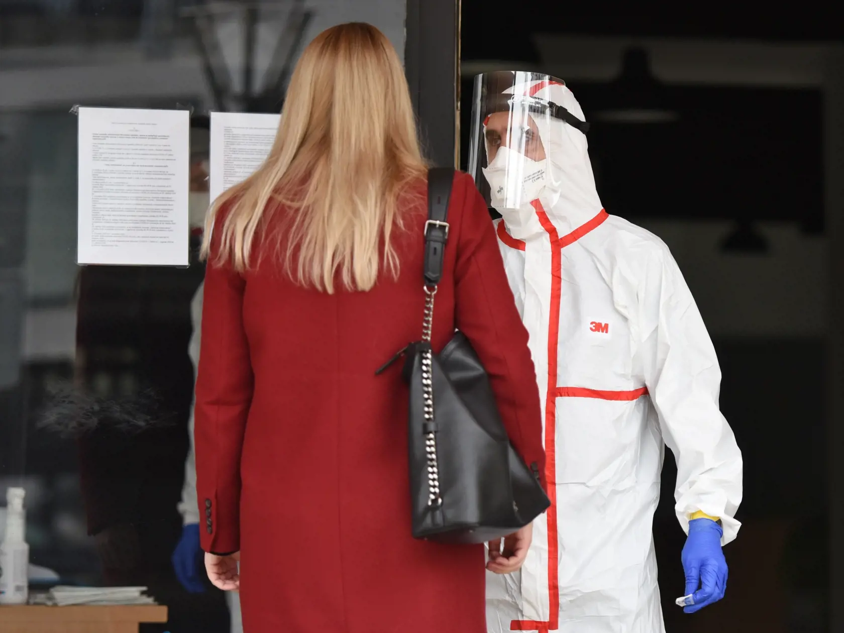 Na snímke bezplatné antigénové testovanie na prítomnosť nového koronavírusu pred kinom Hviezda v Trnave v sobotu 14. novembra 2020. FOTO TASR - Lukáš Grinaj