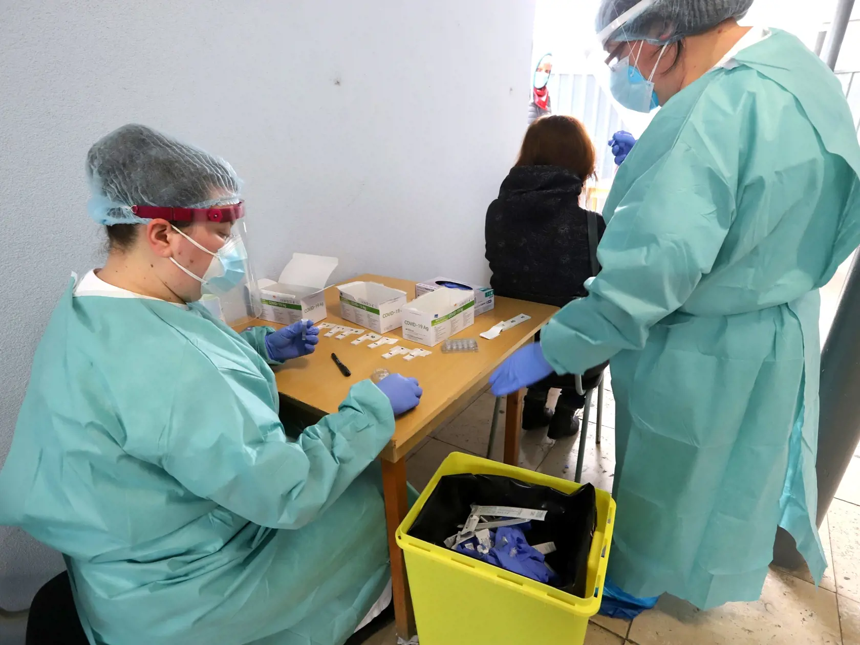Na snímke bezplatné testovanie antigénovými testami na prítomnosť nového koronavírusu pred nemocnicou AGEL vo Zvolene 10. novembra 2020. FOTO TASR - Ján Krošlák 