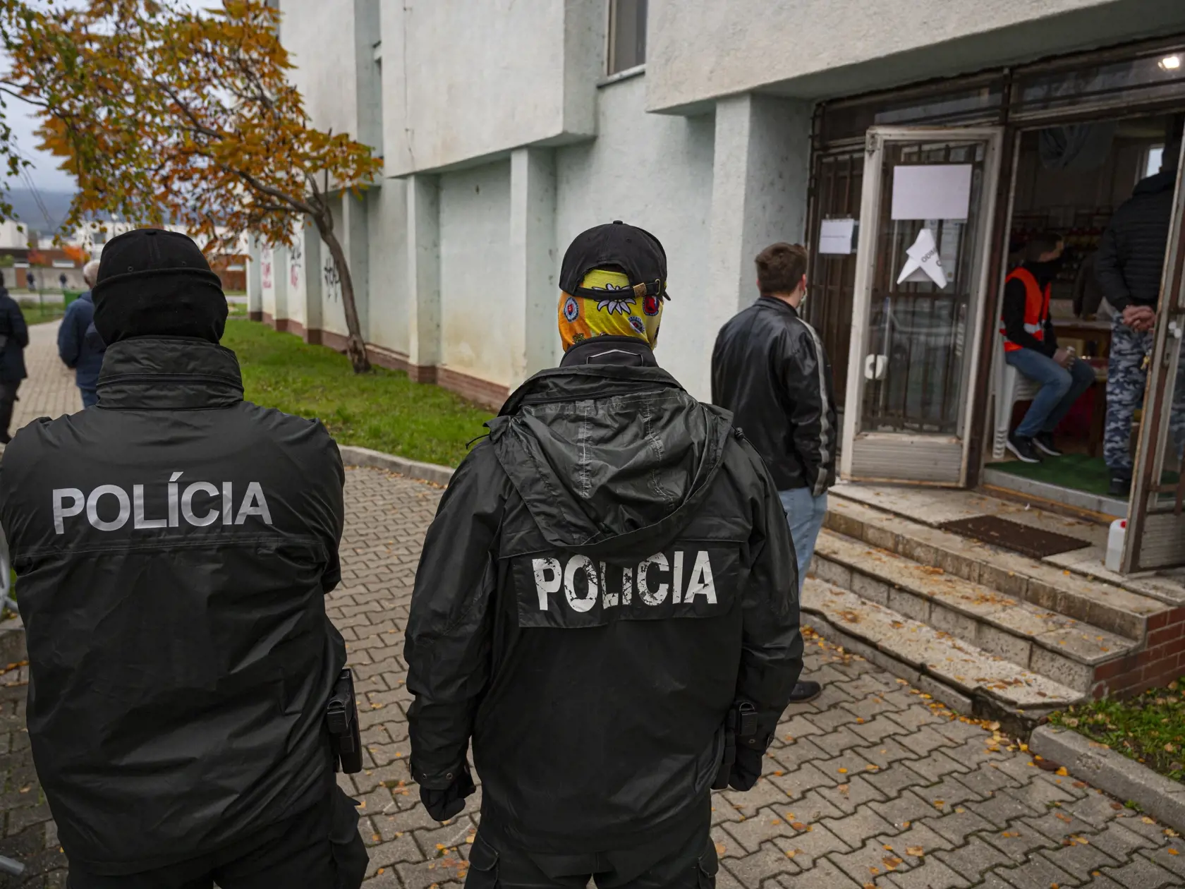 V nedeľu pokračovalo druhým dňom celoplošné testovanie na ochorenie COVID-19. Testovanie sa koná od soboty do 31. októbra do nedele 1. novembra. Na snímke odberné miesto v Pezinku na ulici 1. mája po 7:30 hodine. Pezinok, 1. novembra 2020. FOTO TASR - Michal Svítok