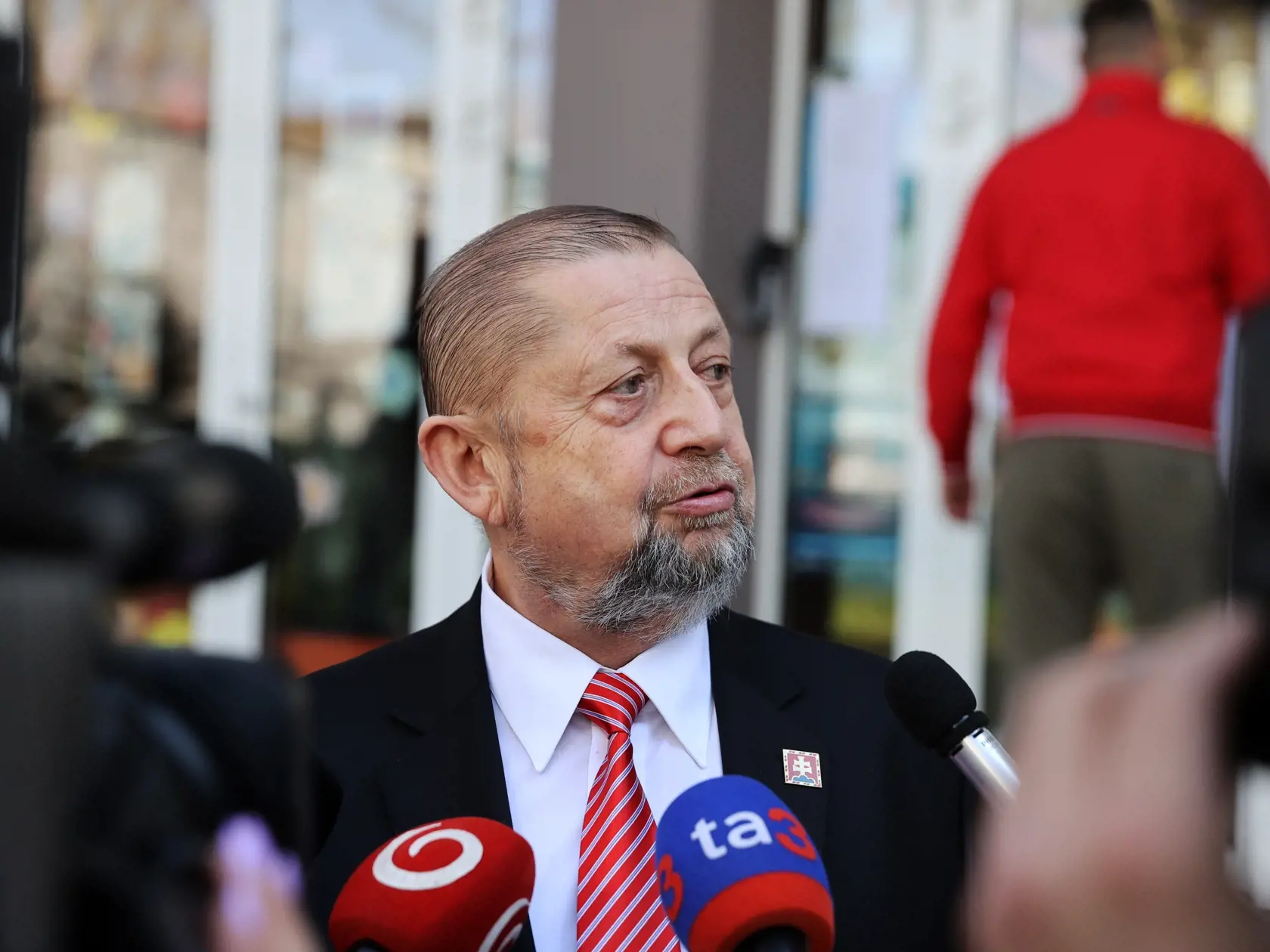 Na snímke je kandidát na prezidenta Štefan Harabin s rodinou počas voľby prezidenta 2024.
