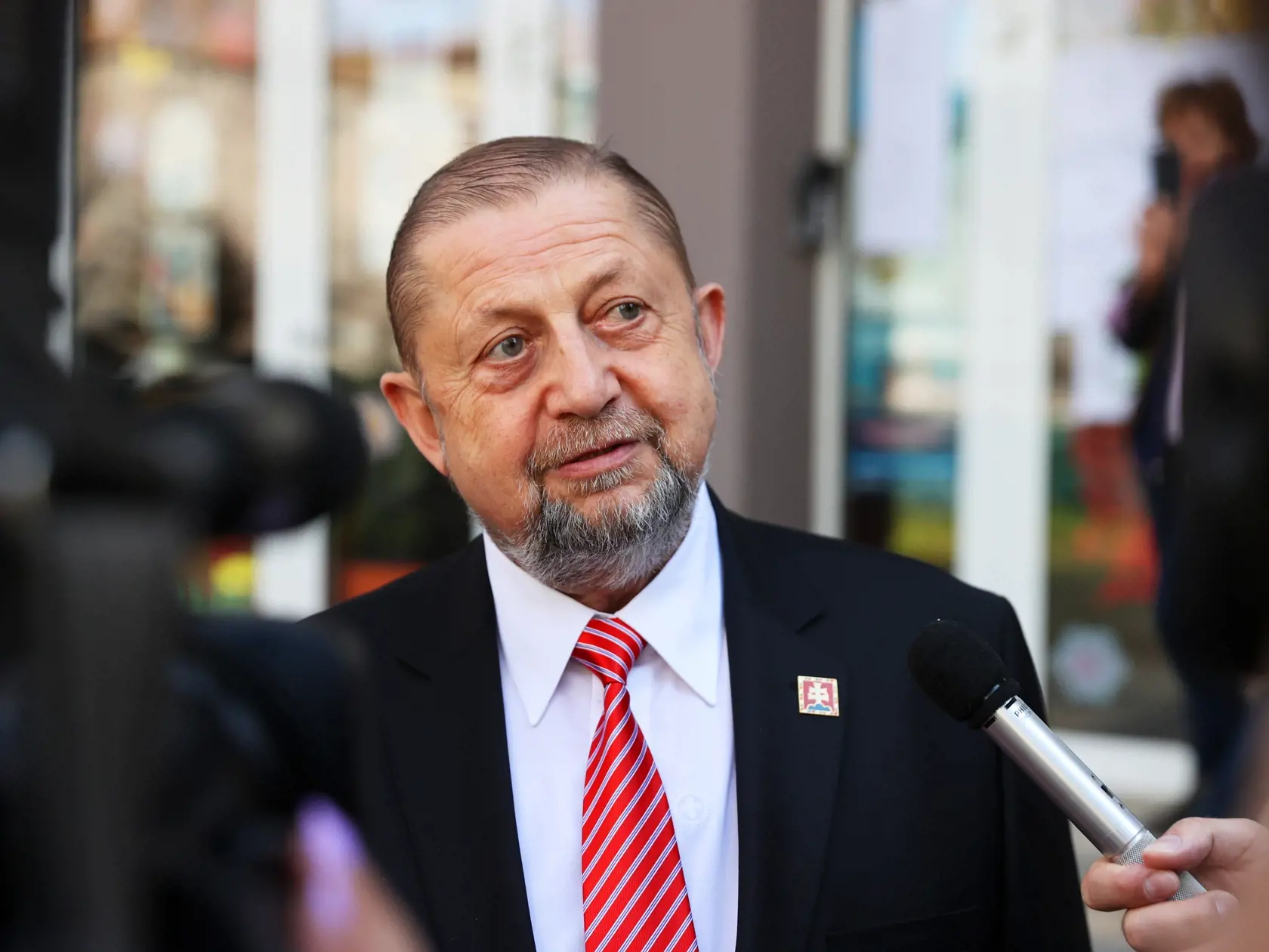 Na snímke je  kandidát na prezidenta Štefan Harabin s rodinou  pri volbách 2024.

