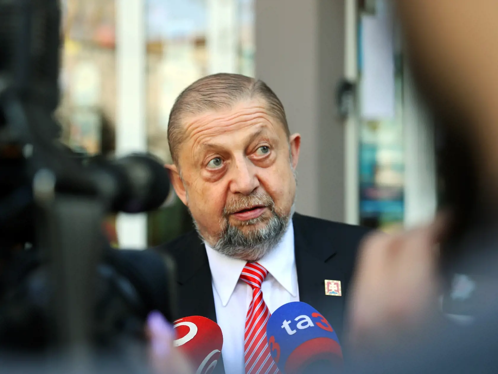 Na snímke je kandidát na prezidenta Štefan Harabin s rodinou počas voľby prezidenta 2024.
