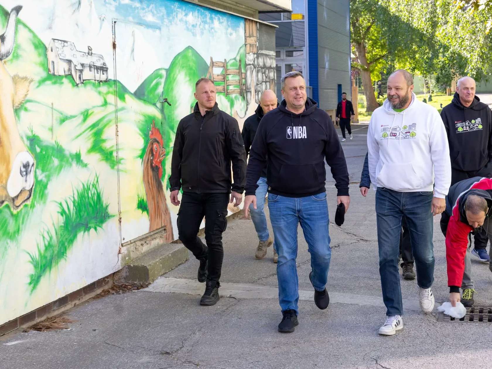 Podpredseda NR SR Andrej Danko v rámci Dňa Zeme pomphal s upratovaním verejného priestranstva pred nákupným centrom Saratov v bratislavskej Dúbravke. Symbolicky tak odčinil aj zničený semafor, ktorý poškodil pri dopravnej nehode.