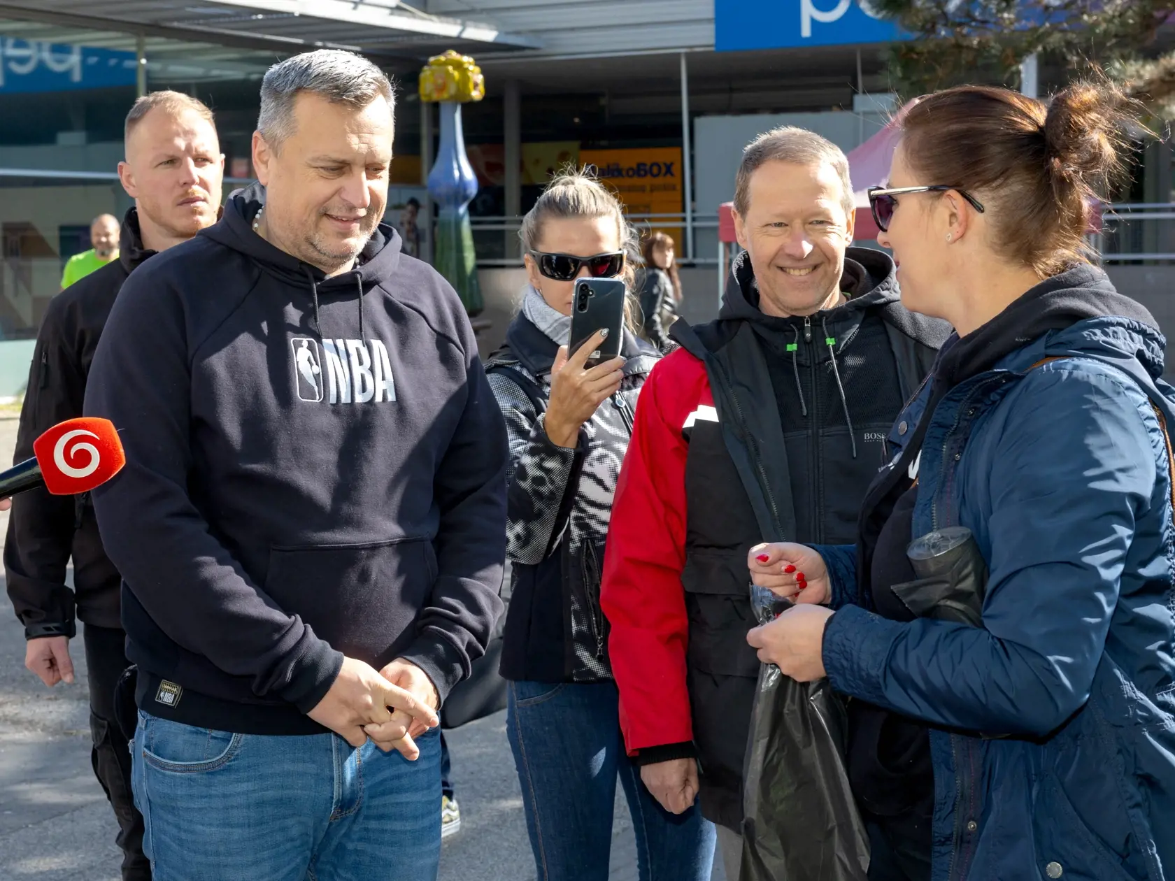 Podpredseda NR SR Andrej Danko v rámci Dňa Zeme pomphal s upratovaním verejného priestranstva pred nákupným centrom Saratov v bratislavskej Dúbravke. Symbolicky tak odčinil aj zničený semafor, ktorý poškodil pri dopravnej nehode.