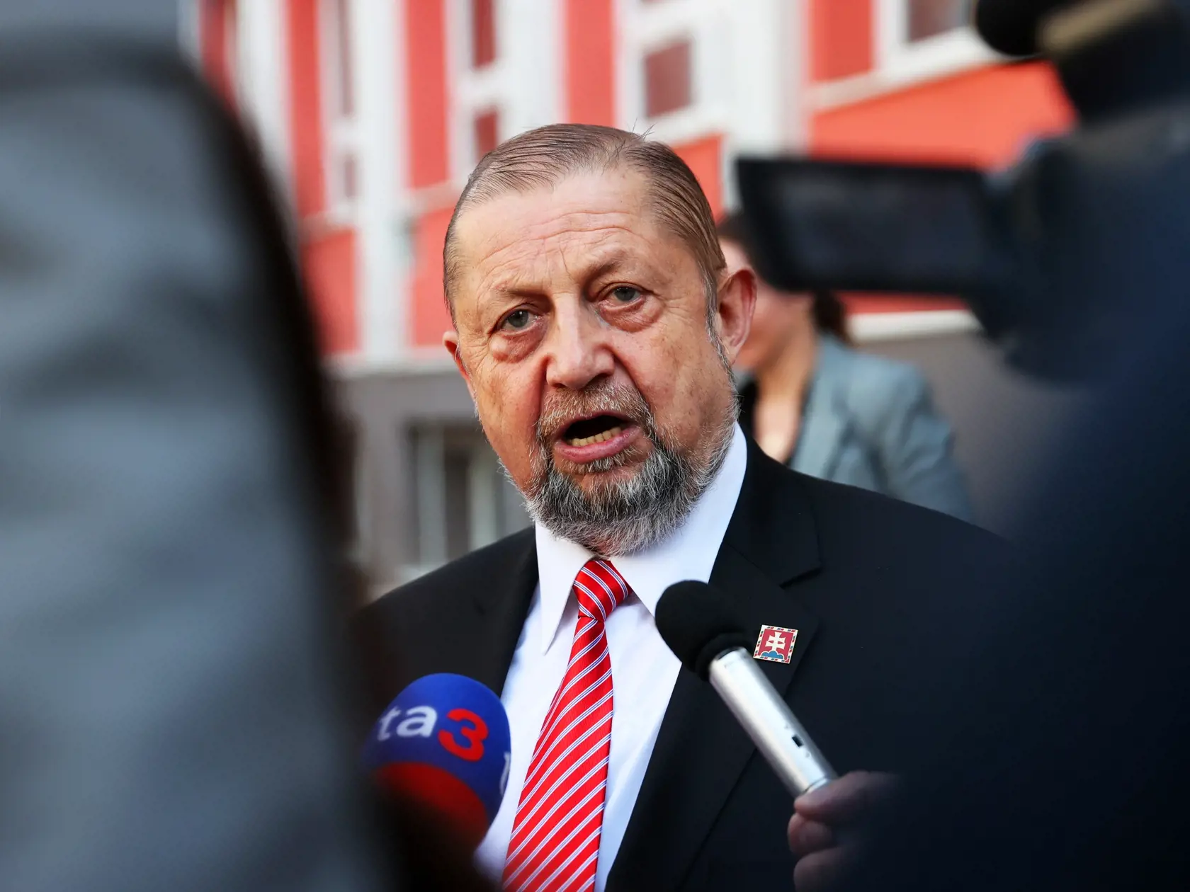 Na snímke je  kandidát na prezidenta Štefan Harabin s rodinou  pri volbách 2024.
