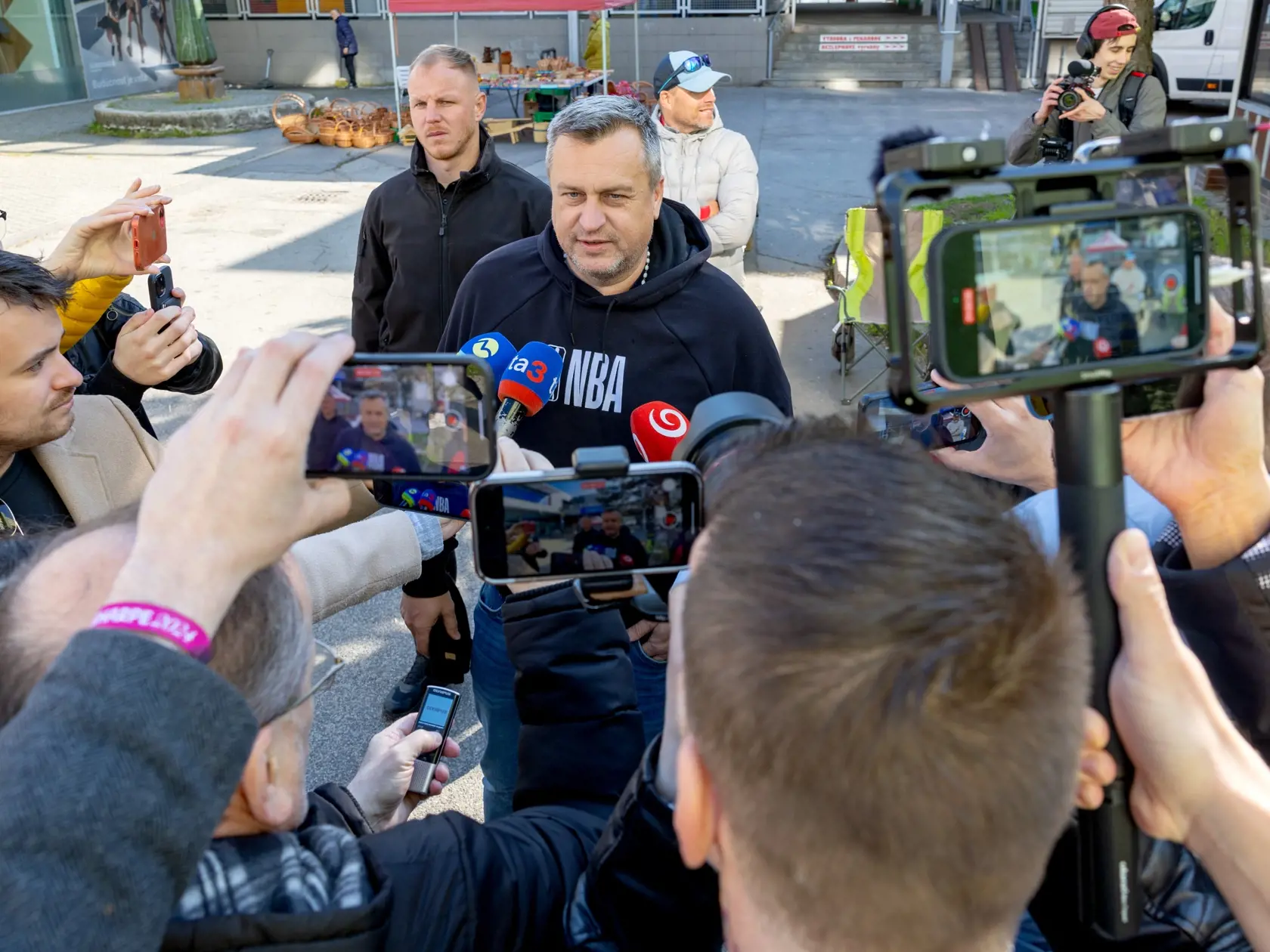 Podpredseda NR SR Andrej Danko v rámci Dňa Zeme pomphal s upratovaním verejného priestranstva pred nákupným centrom Saratov v bratislavskej Dúbravke. Symbolicky tak odčinil aj zničený semafor, ktorý poškodil pri dopravnej nehode.