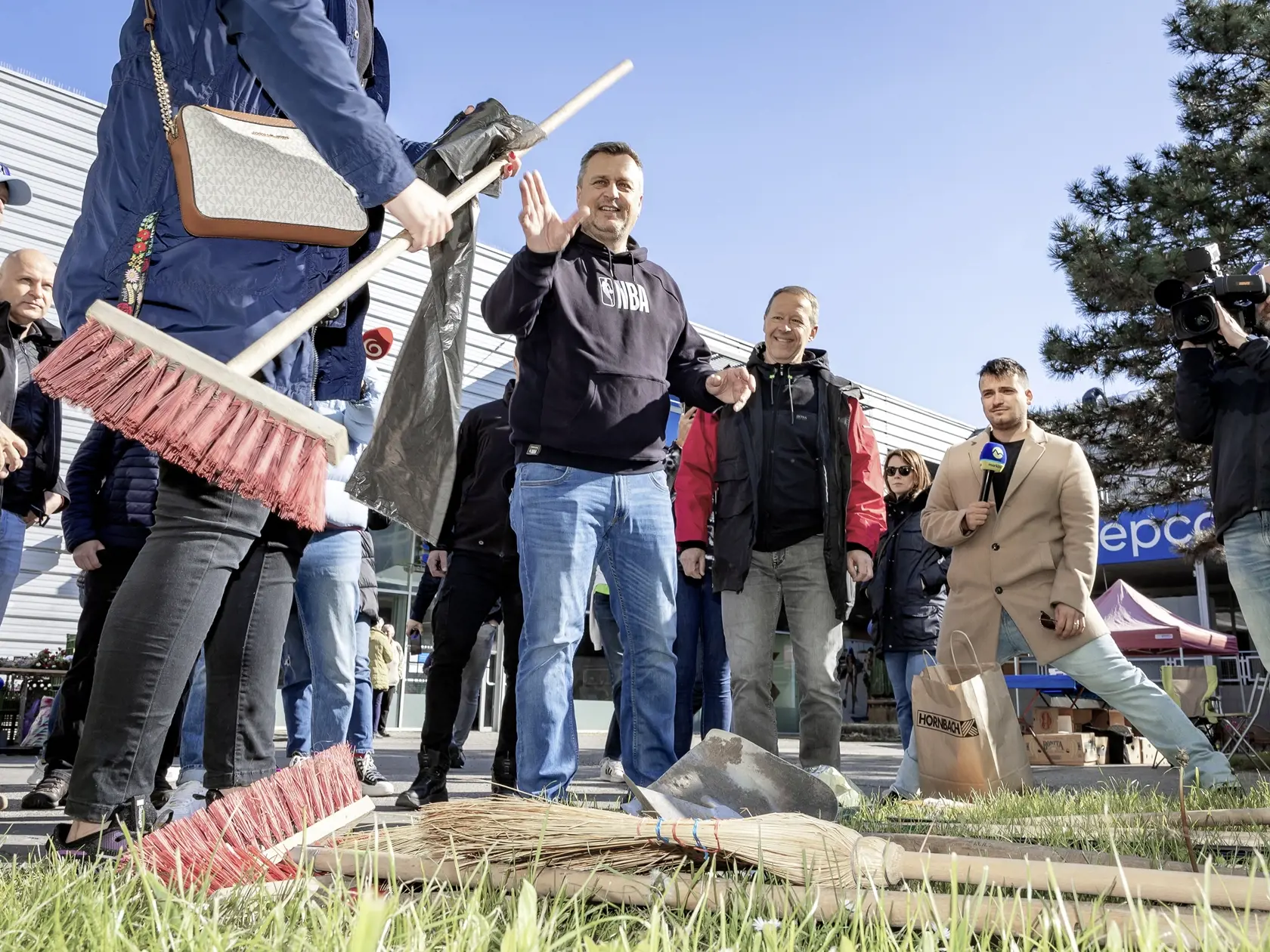 Andrej Danko dostal náradie a upratoval bratislavskú Dúbravku.