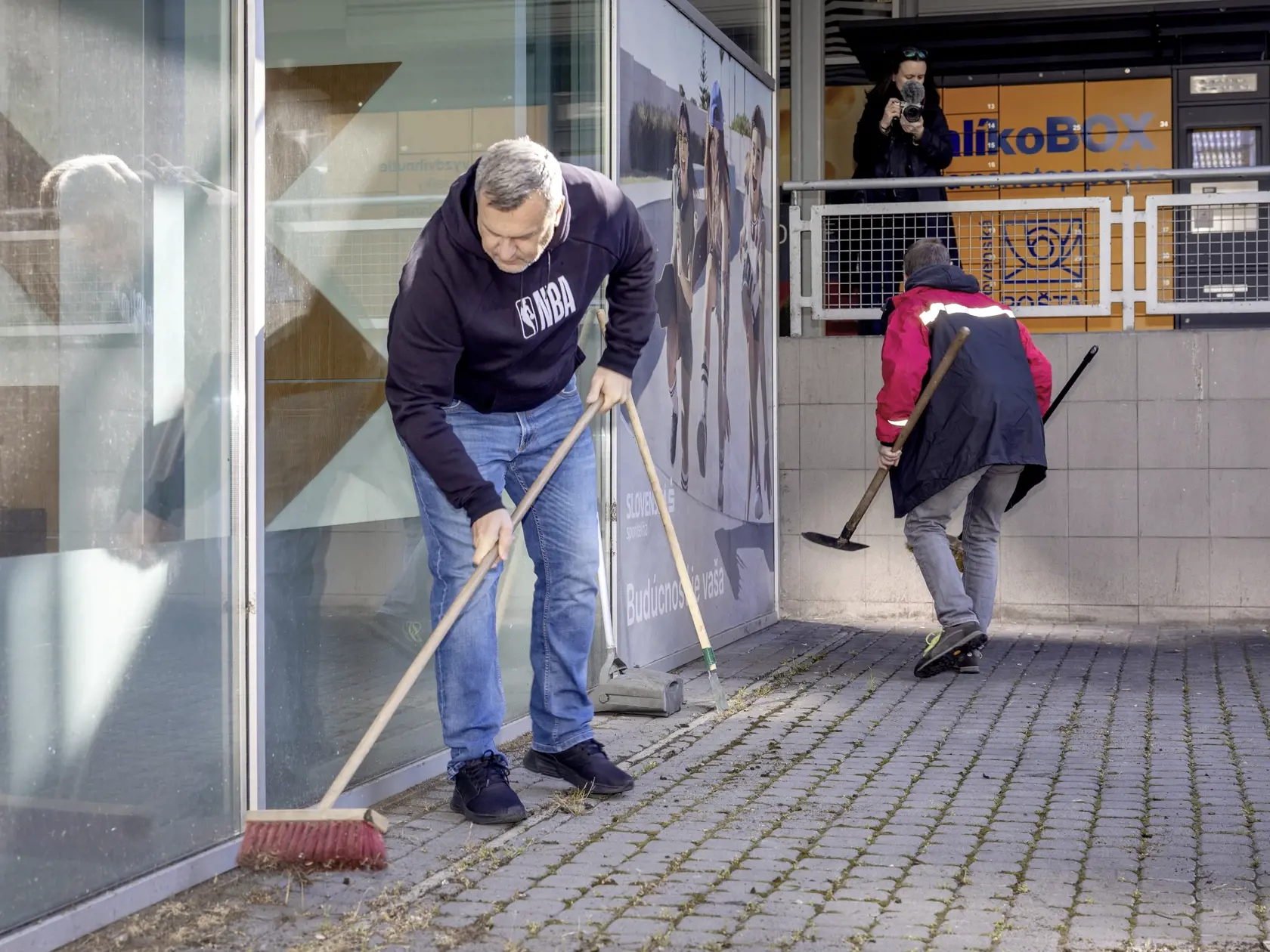 Andrej Danko dostal náradie a upratoval bratislavskú Dúbravku.