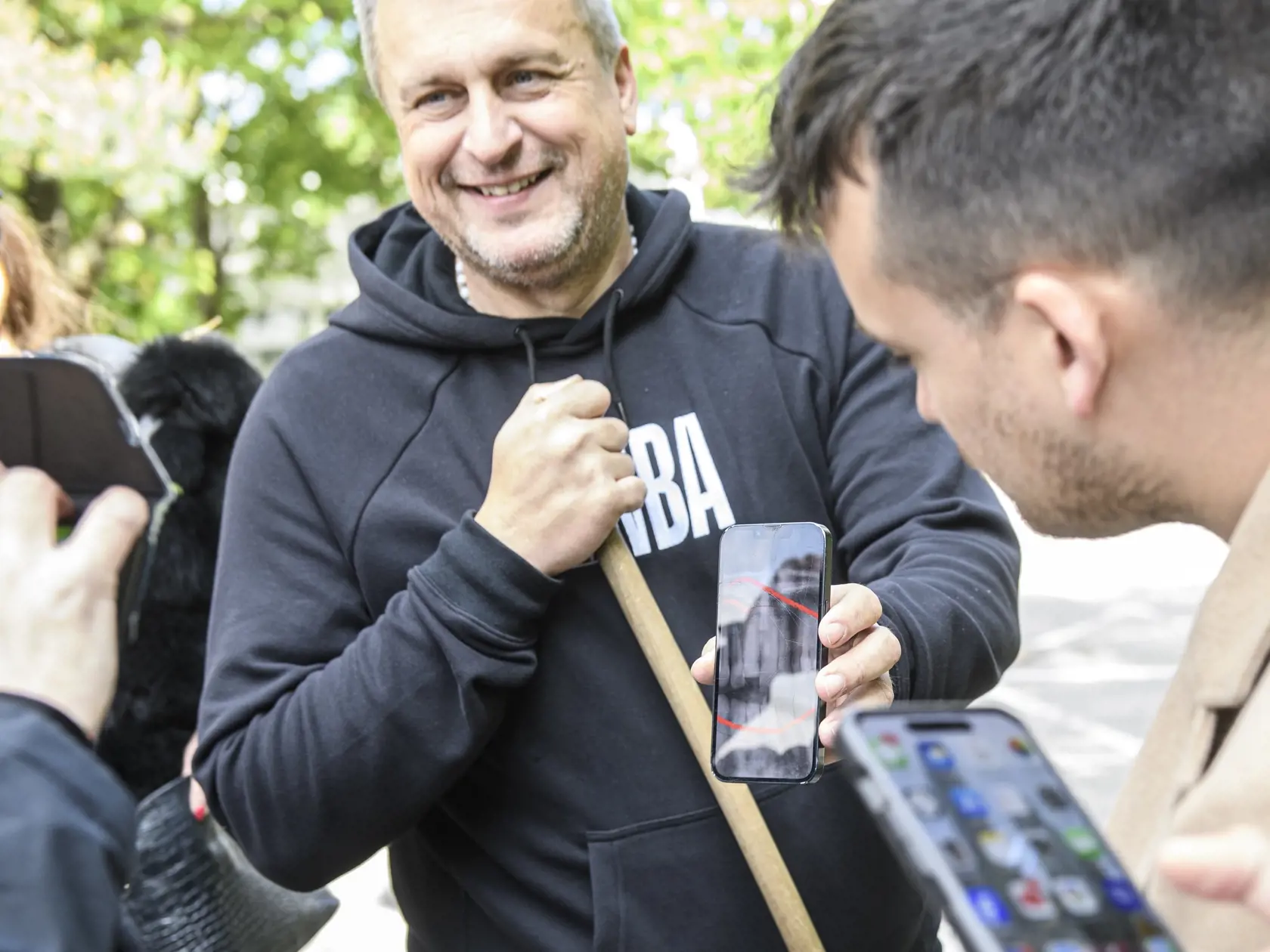Na snímke podpredseda Národnej rady (NR) SR a predseda koaličnej Slovenskej národnej strany (SNS) Andrej Danko ukazuje novinárom röntgénový snímok zuba počas upratovania v bratislavskej mestskej časti Dúbravka v piatok 26. apríla 2024. Do upratovania sa v súvislosti s dopravnou nehodou zapojil dobrovoľne.   K dopravnej nehode lídra SNS došlo 11. januára v bratislavskej Dúbravke. Danko mal podľa svojich slov dostať šmyk a naraziť do semafora. Opozícia kritizovala, že odišiel z miesta incidentu. V