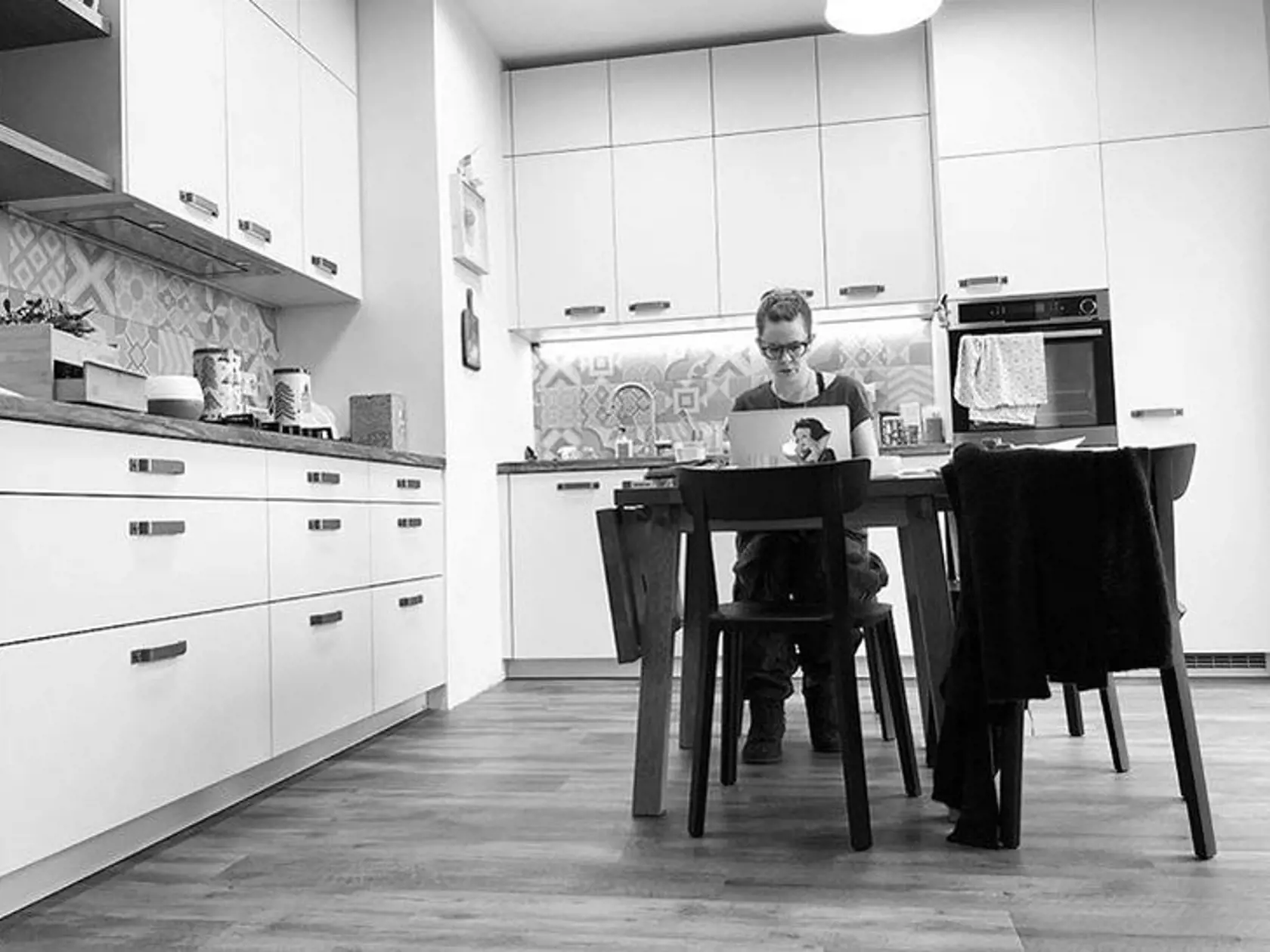 Kuchyňa známej Kristíny Tormovej má množstvo využití. Nielenže sa v nej varí a stoluje, ale aj tvorí, cvičí, pracuje alebo sa tam skrášľujú vlasy.