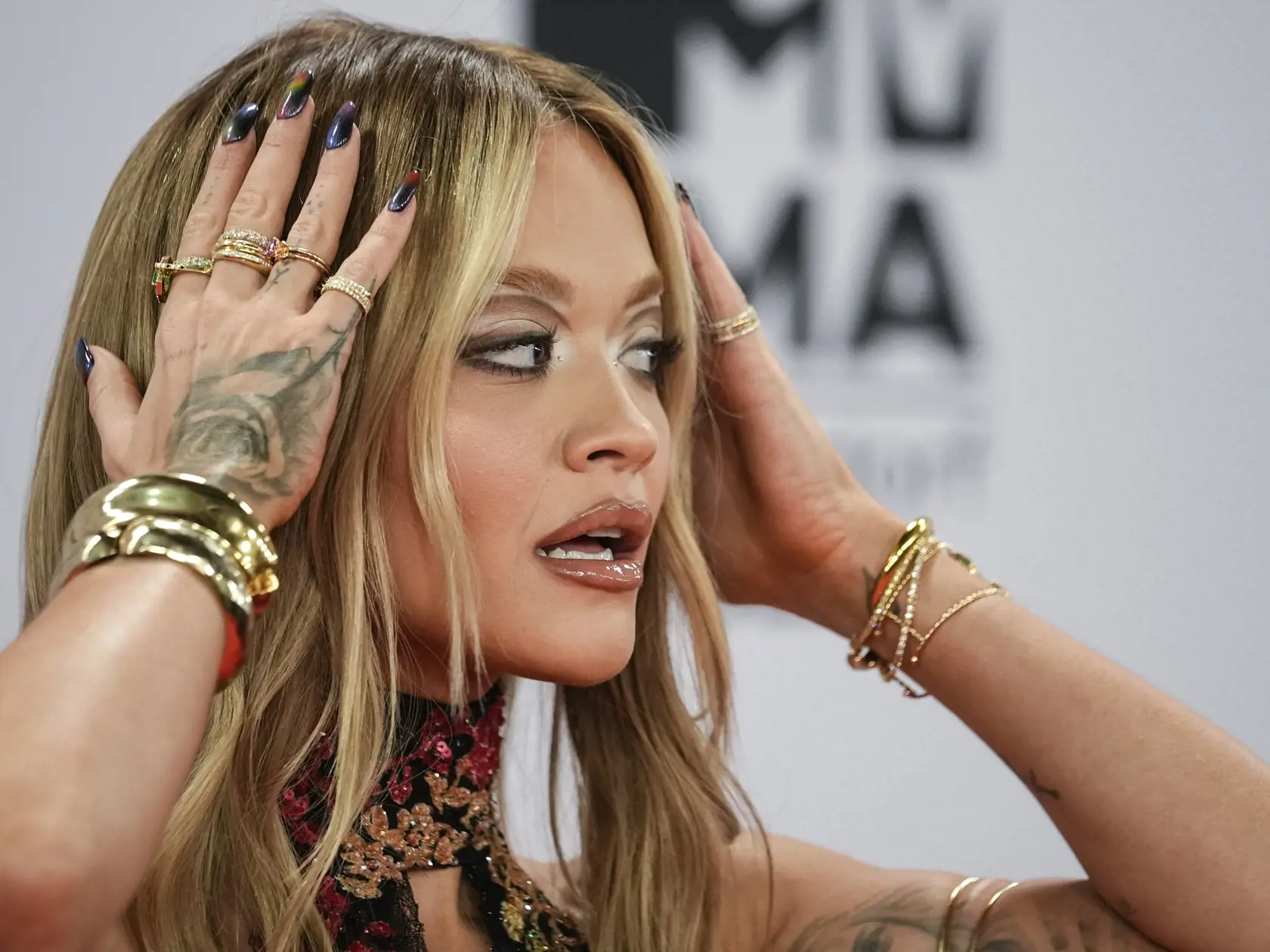 WA 49 Düsseldorf - Britská speváčka Rita Ora prichádza na nedeľňajšie udeľovanie hudobných cien MTV Europe Music Awards (MTV EMA), ktoré sa konali v nemeckom Düsseldorfe v nedeľu 13. novembra 2022. FOTO TASR/AP  


Rita Ora poses for photographers upon arrival at the European MTV Awards 2022 in Dusseldorf, Germany, Sunday, Nov. 13, 2022. (AP Photo/Martin Meissner)