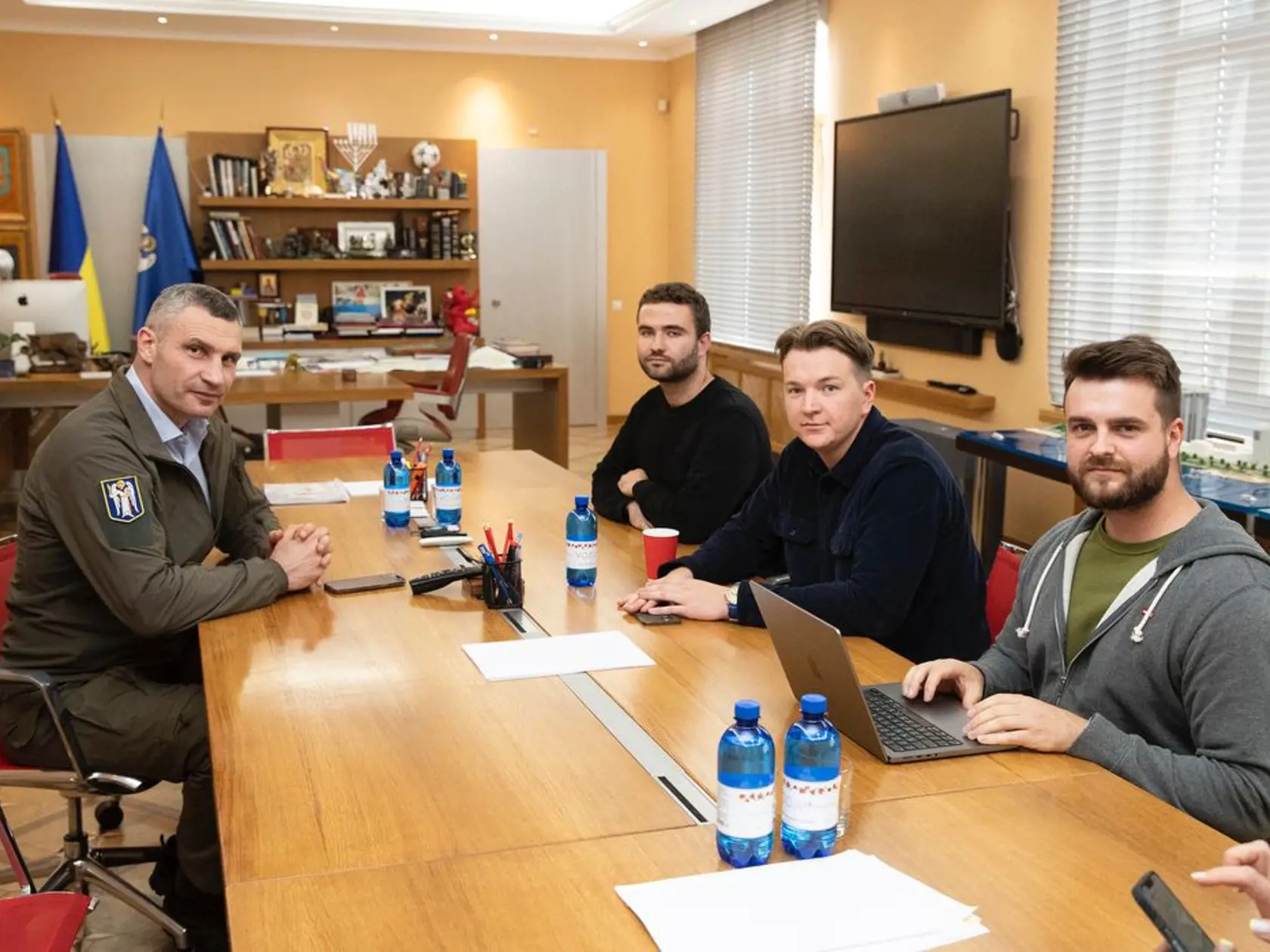 Kyjev, hlavné mesto Ukrajiny, začne využívať na komunikáciu so svojimi obyvateľmi modernú online platformu zo Slovenska. Na snímke primátor Kyjeva Vitalij Kličko a spoluzakladateľ slovenského startupu Simplicity, Andrej Krúpa.