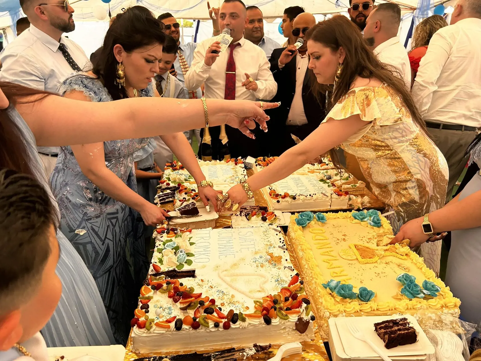 Chýbať na rómskej oslave nemohli samozrejme obrovské torty.