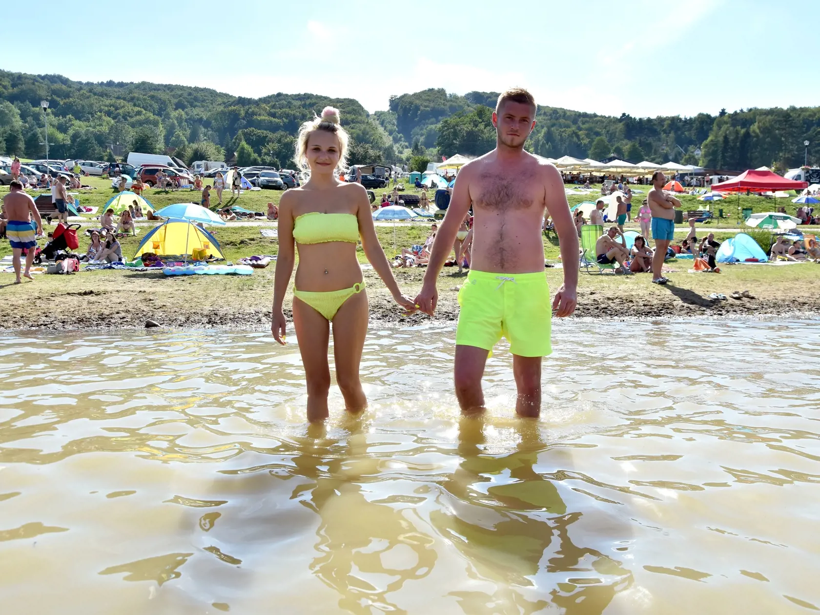 Na snímke rekreanti sa kúpu v zátoke vodnej nádrže Domaša - Dobrá v obci Kvakovce, okres Vranou nad Topľou v nedeľu 9. augusta 2020. FOTO TASR - Roman Hanc