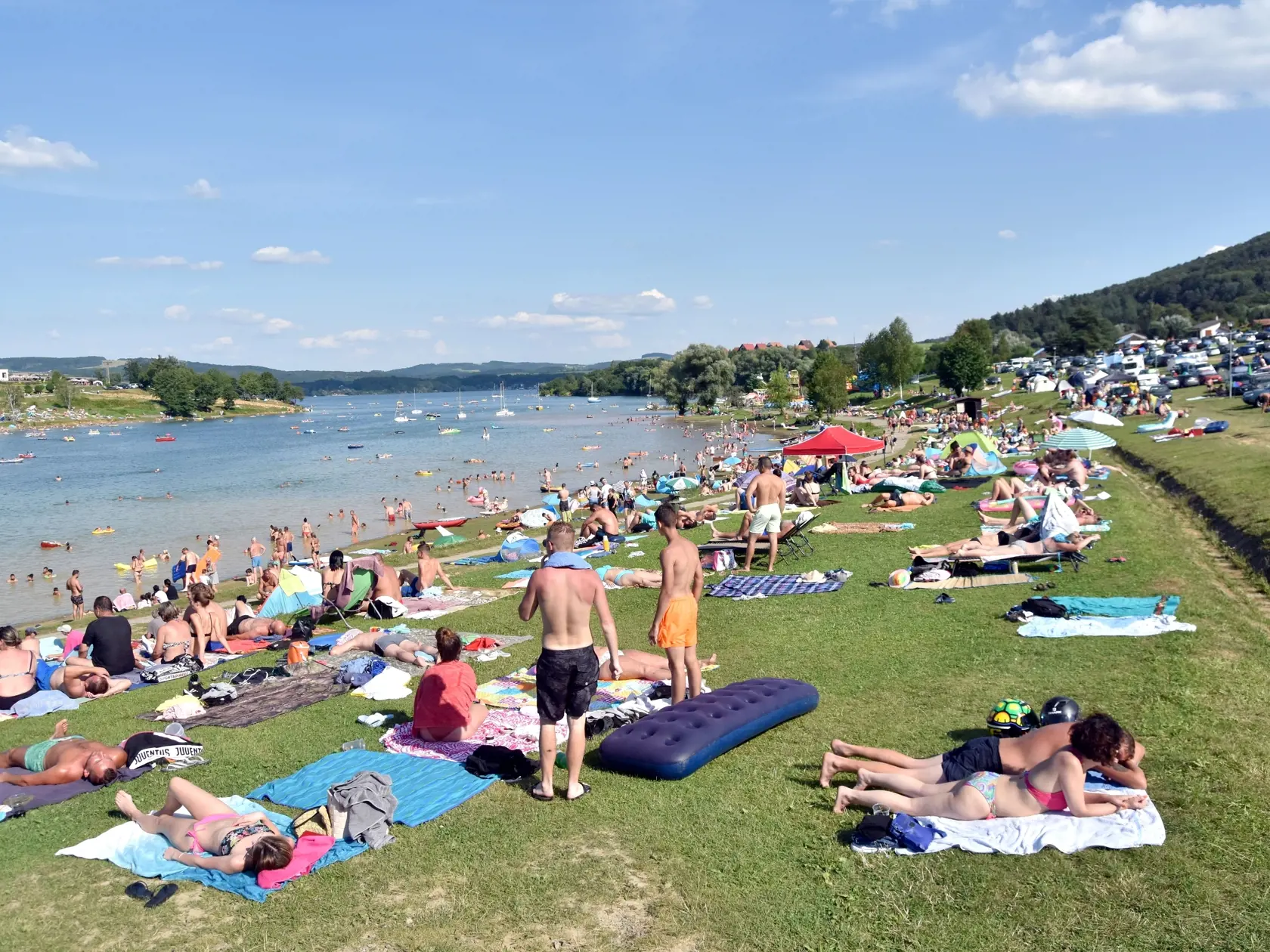Na snímke rekreanti sa kúpu v zátoke vodnej nádrže Domaša - Dobrá v obci Kvakovce, okres Vranou nad Topľou v nedeľu 9. augusta 2020. FOTO TASR - Roman Hanc