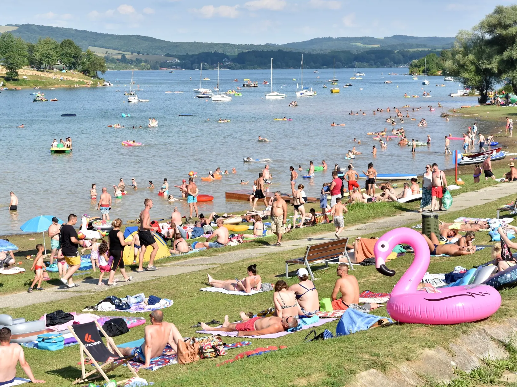 Na snímke rekreanti sa kúpu v zátoke vodnej nádrže Domaša - Dobrá v obci Kvakovce, okres Vranou nad Topľou v nedeľu 9. augusta 2020. FOTO TASR - Roman Hanc