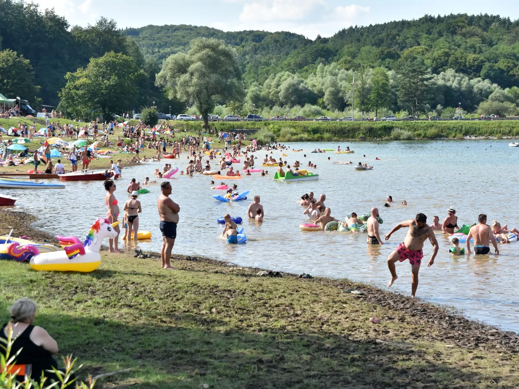 Na snímke rekreanti sa kúpu v zátoke vodnej nádrže Domaša - Dobrá v obci Kvakovce, okres Vranou nad Topľou v nedeľu 9. augusta 2020. FOTO TASR - Roman Hanc