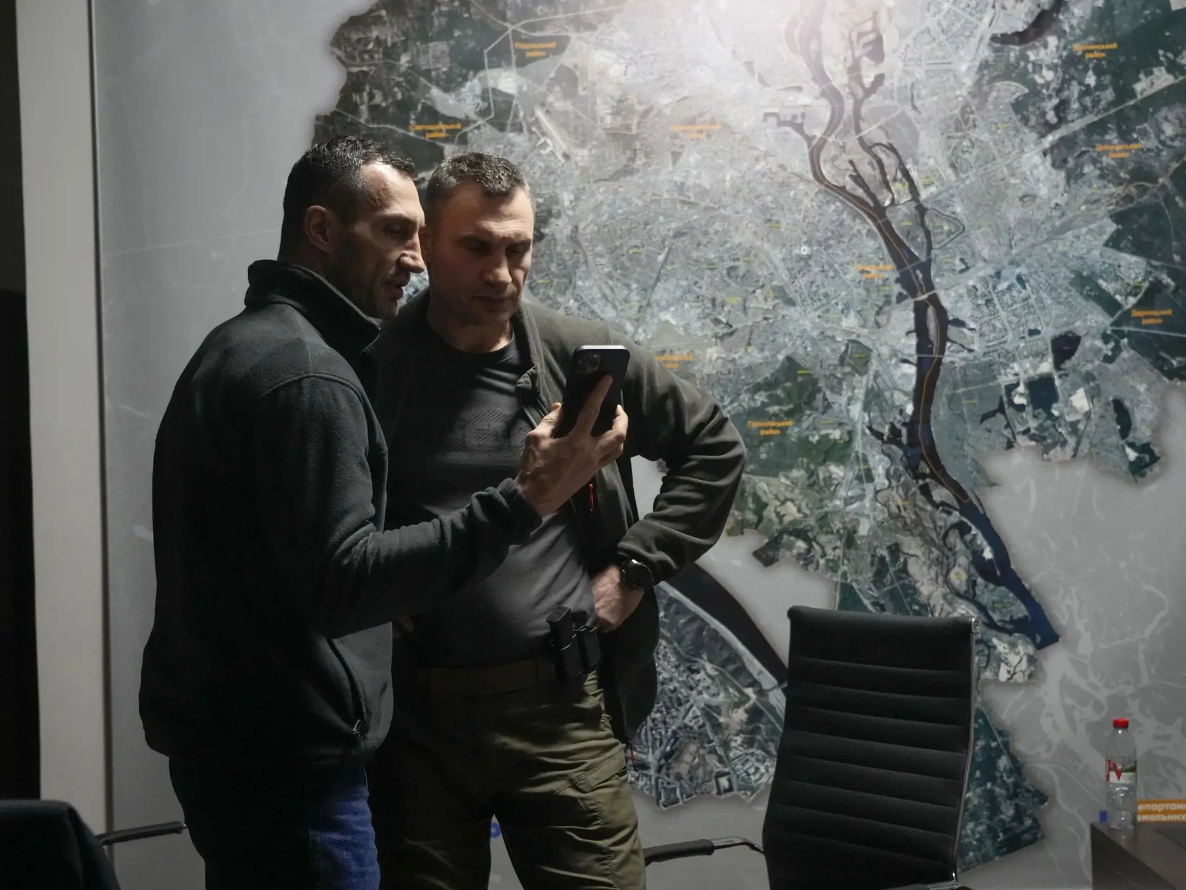 KK71 Kyjev - Starosta Kyjeva Vitalij Kličko (vpravo) a jeho brat Vladimir Kličko sa pozerajú do smartfónu 27. februára 2022 v Kyjeve. Ukrajinský prezident Volodymyr Zelenskyj v nedeľu vyhlásil, že Moskva bombarduje obytné oblasti na Ukrajine, keď sa jej vojenské sily snažia preniknúť hlbšie na územie krajiny. Ukrajinské jednotky získali v nedeľu po pouličných bojoch s ruskými vojakmi plnú kontrolu nad druhým najväčším ukrajinským mestom Charkov. FOTO TASR/AP

Vitali Klitschko, Kyiv Mayor and for