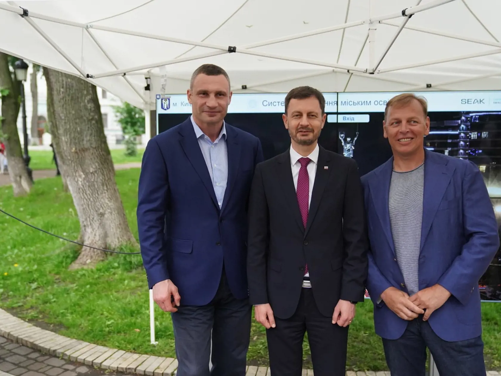 Eduard Heger počas sa návštevy Kyjeva stretol stamojším primátorom, bývalým boxerom, Vitalijom Kličkom.