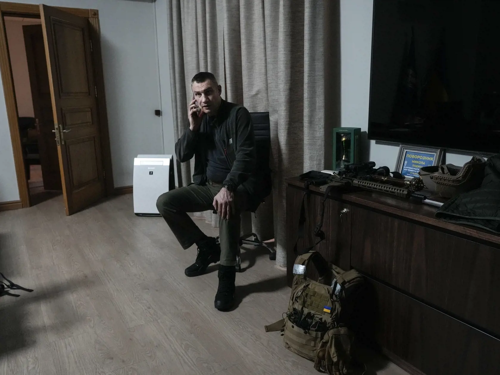 KK70 Kyjev - Starosta Kyjeva Vitalij Kličko telefonuje vo svojej pracovni 27. februára 2022 v Kyjeve. Ukrajinský prezident Volodymyr Zelenskyj v nedeľu vyhlásil, že Moskva bombarduje obytné oblasti na Ukrajine, keď sa jej vojenské sily snažia preniknúť hlbšie na územie krajiny. Ukrajinské jednotky získali v nedeľu po pouličných bojoch s ruskými vojakmi plnú kontrolu nad druhým najväčším ukrajinským mestom Charkov. FOTO TASR/AP

Vitali Klitschko, Kyiv Mayor and former heavyweight champion, speaks