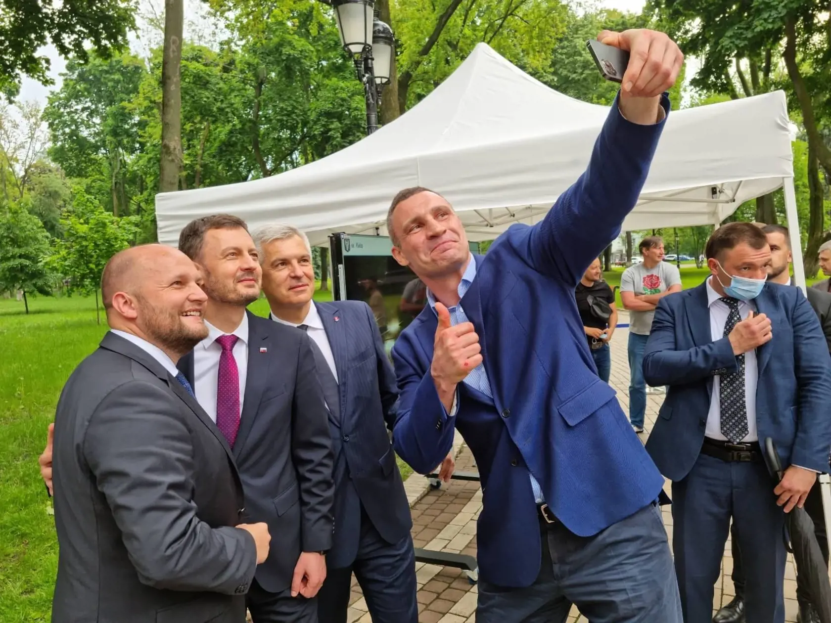 Eduard Heger počas sa návštevy Kyjeva stretol stamojším primátorom, bývalým boxerom, Vitalijom Kličkom.