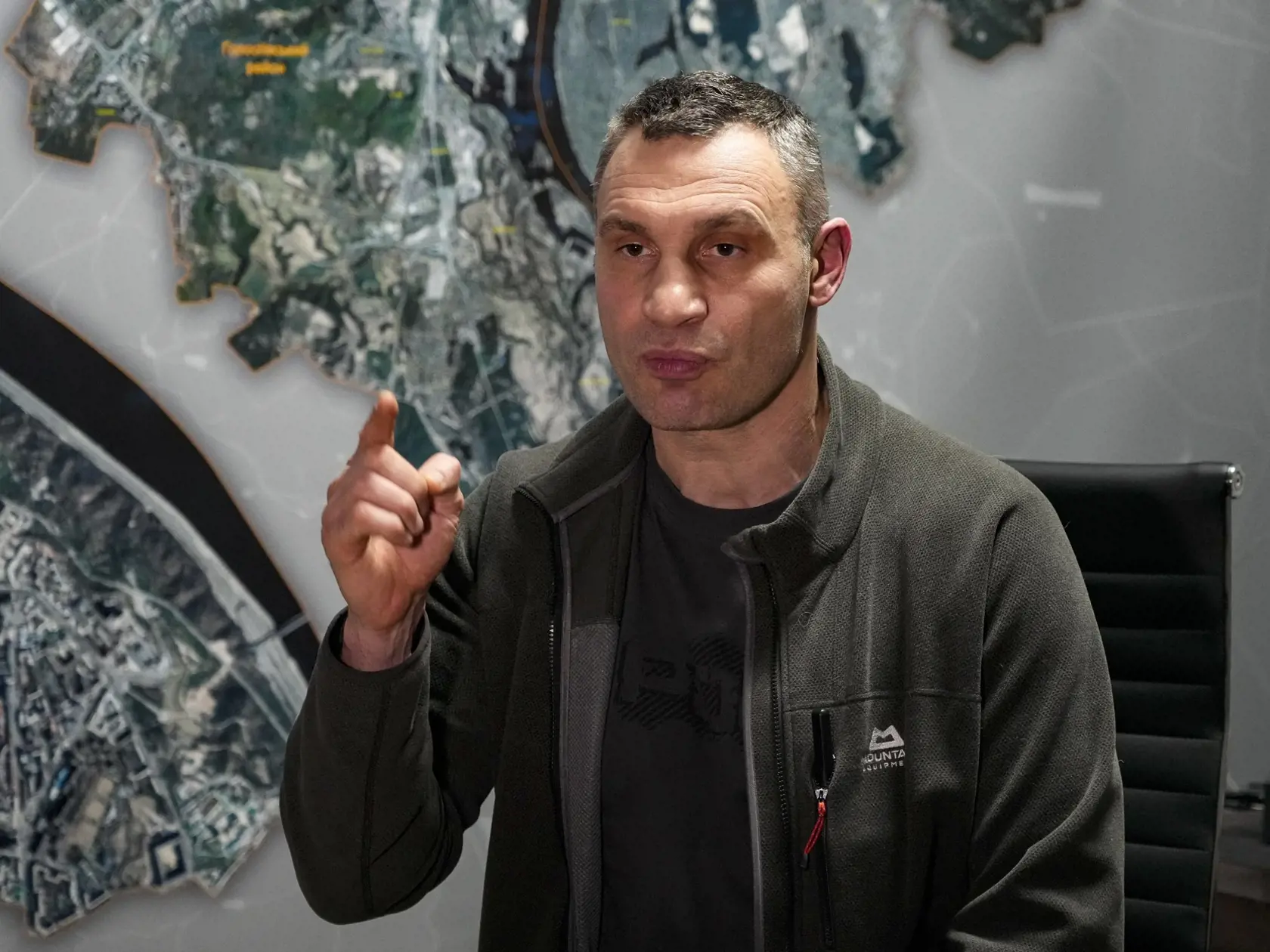 KK69 Kyjev - Starosta Kyjeva Vitalij Kličko počas rozhovoru pre agentúru Associated Press  27. februára 2022 v Kyjeve. Ukrajinský prezident Volodymyr Zelenskyj v nedeľu vyhlásil, že Moskva bombarduje obytné oblasti na Ukrajine, keď sa jej vojenské sily snažia preniknúť hlbšie na územie krajiny. Ukrajinské jednotky získali v nedeľu po pouličných bojoch s ruskými vojakmi plnú kontrolu nad druhým najväčším ukrajinským mestom Charkov. FOTO TASR/AP

Vitali Klitschko, Kyiv Mayor and former heavyweight