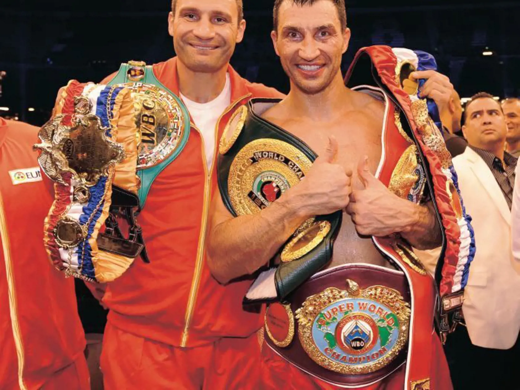 Bratia Vitalij (vľavo) a Vladimir Kličkovci majú už všetky opasky z najcennejších boxerských kategórií.