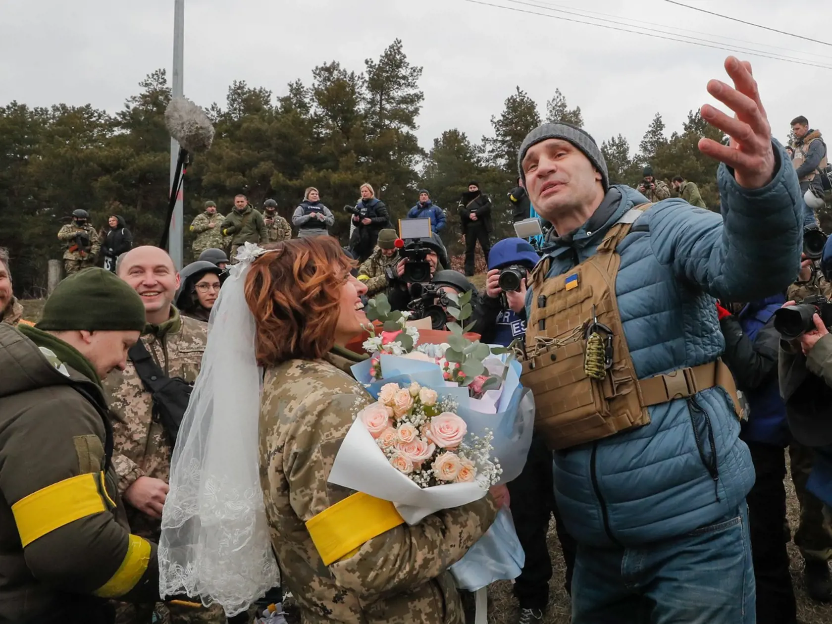 Starosta napadnutého Kyjeva Vitalij Kličko si počas vojnového stavu splnil aj príjemnú povinnosť. Priamo na bojisko prišiel zablahoželať neveste Lesyae a ženíchovi Valeriymu.